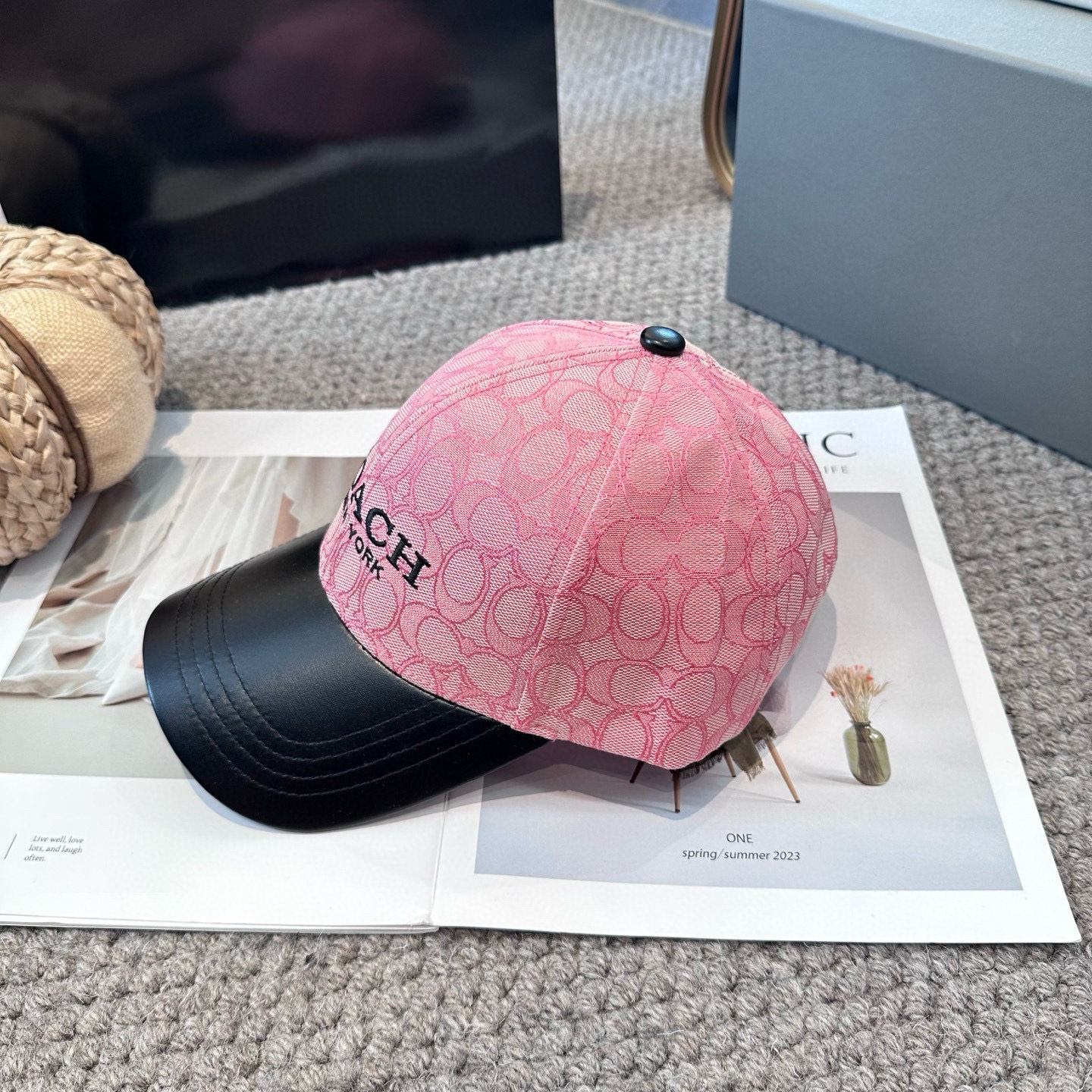  Coach蔻驰新款棒球帽
这款棒球帽真的百搭不过时，性价比也很高，美到逆袭～