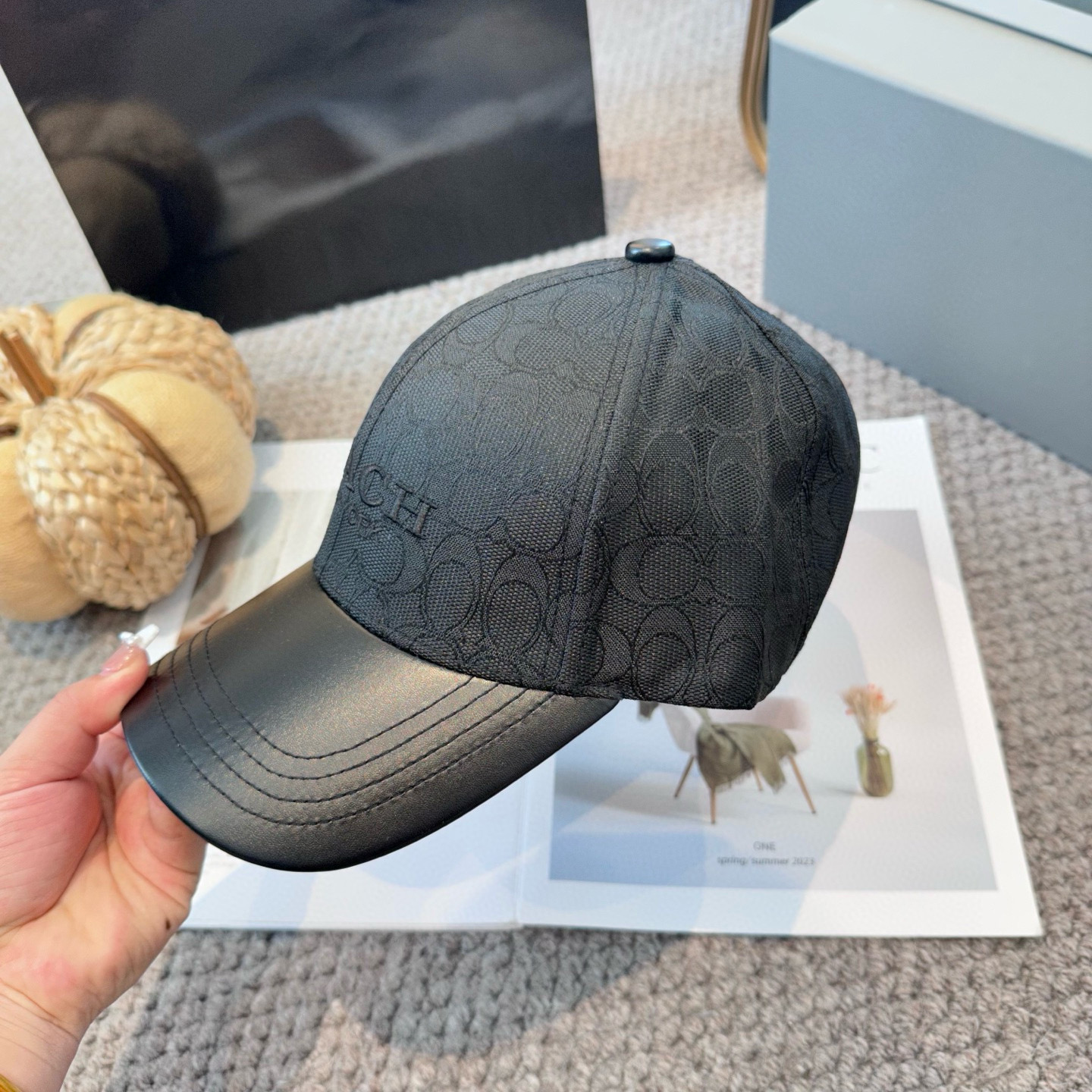  Coach蔻驰新款棒球帽
这款棒球帽真的百搭不过时，性价比也很高，美到逆袭～