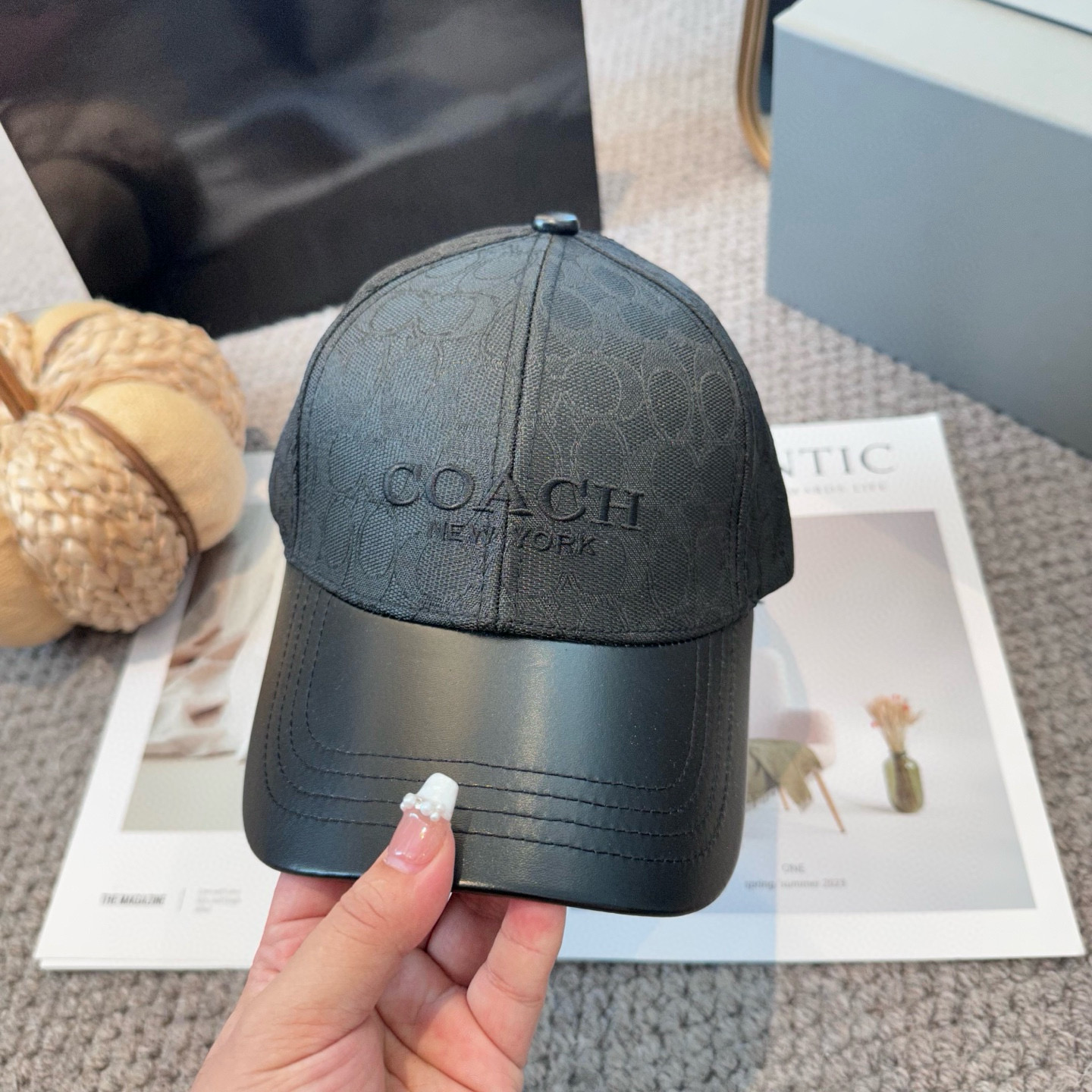  Coach蔻驰新款棒球帽
这款棒球帽真的百搭不过时，性价比也很高，美到逆袭～