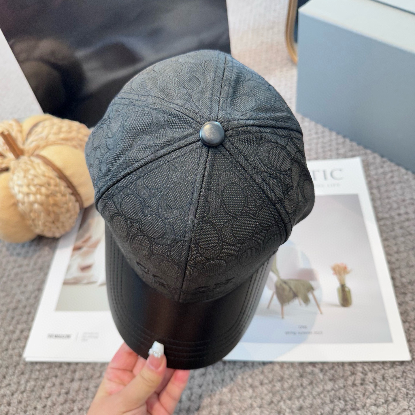  Coach蔻驰新款棒球帽
这款棒球帽真的百搭不过时，性价比也很高，美到逆袭～