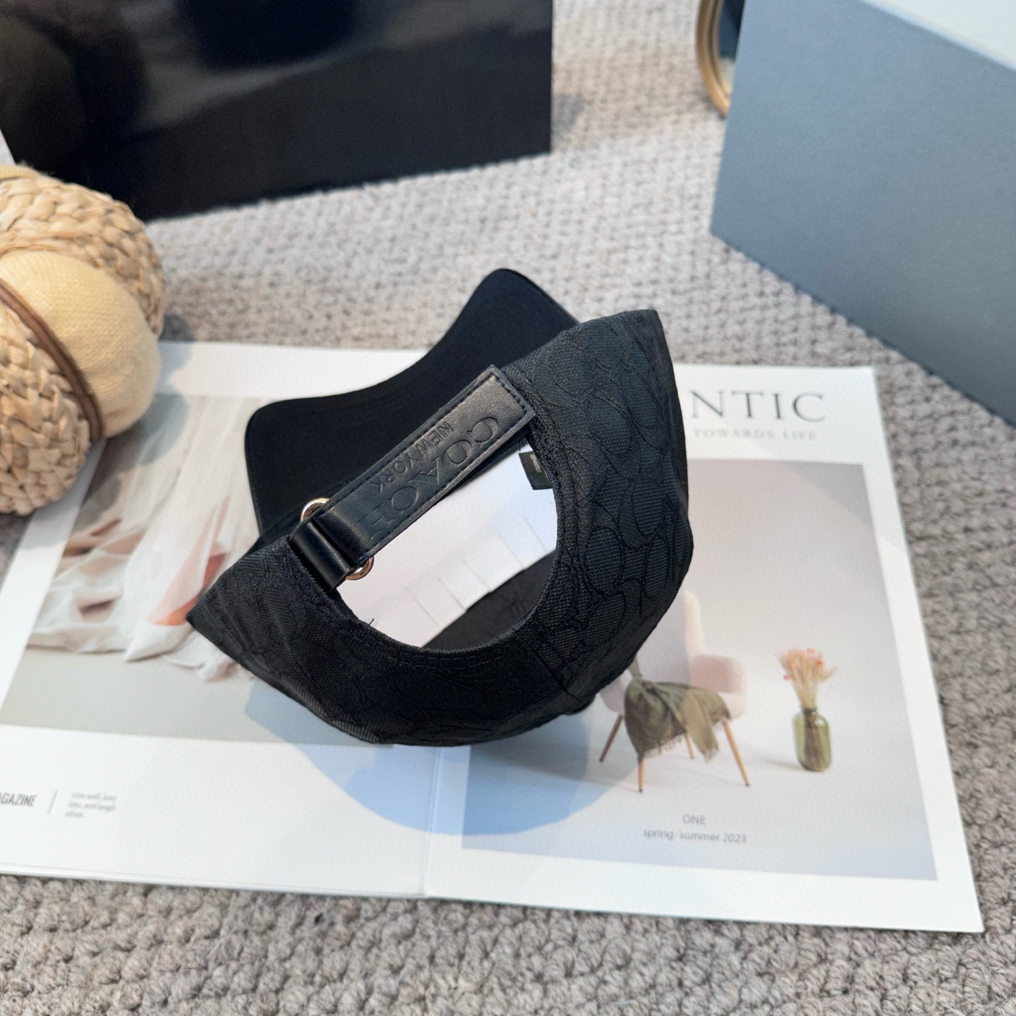  Coach蔻驰新款棒球帽
这款棒球帽真的百搭不过时，性价比也很高，美到逆袭～