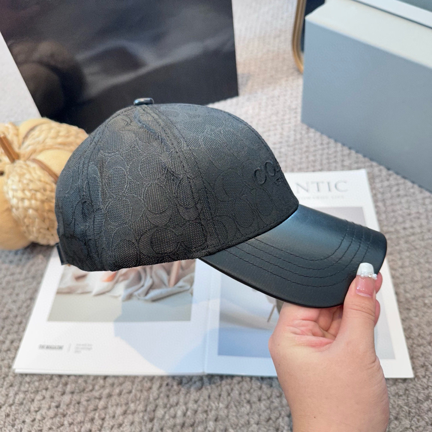  Coach蔻驰新款棒球帽
这款棒球帽真的百搭不过时，性价比也很高，美到逆袭～