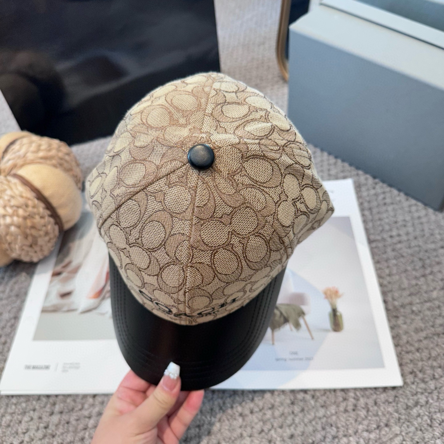  Coach蔻驰新款棒球帽
这款棒球帽真的百搭不过时，性价比也很高，美到逆袭～