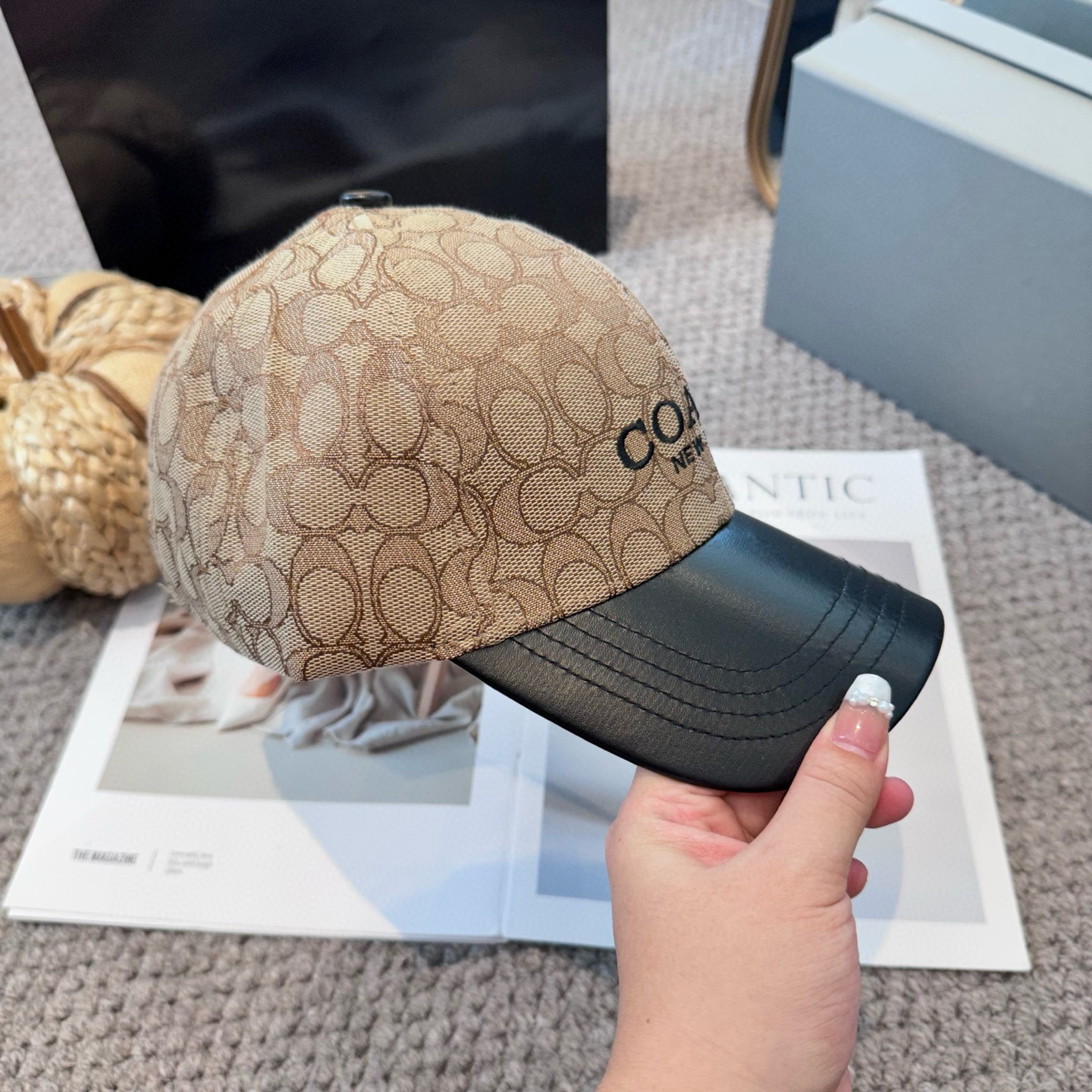  Coach蔻驰新款棒球帽
这款棒球帽真的百搭不过时，性价比也很高，美到逆袭～