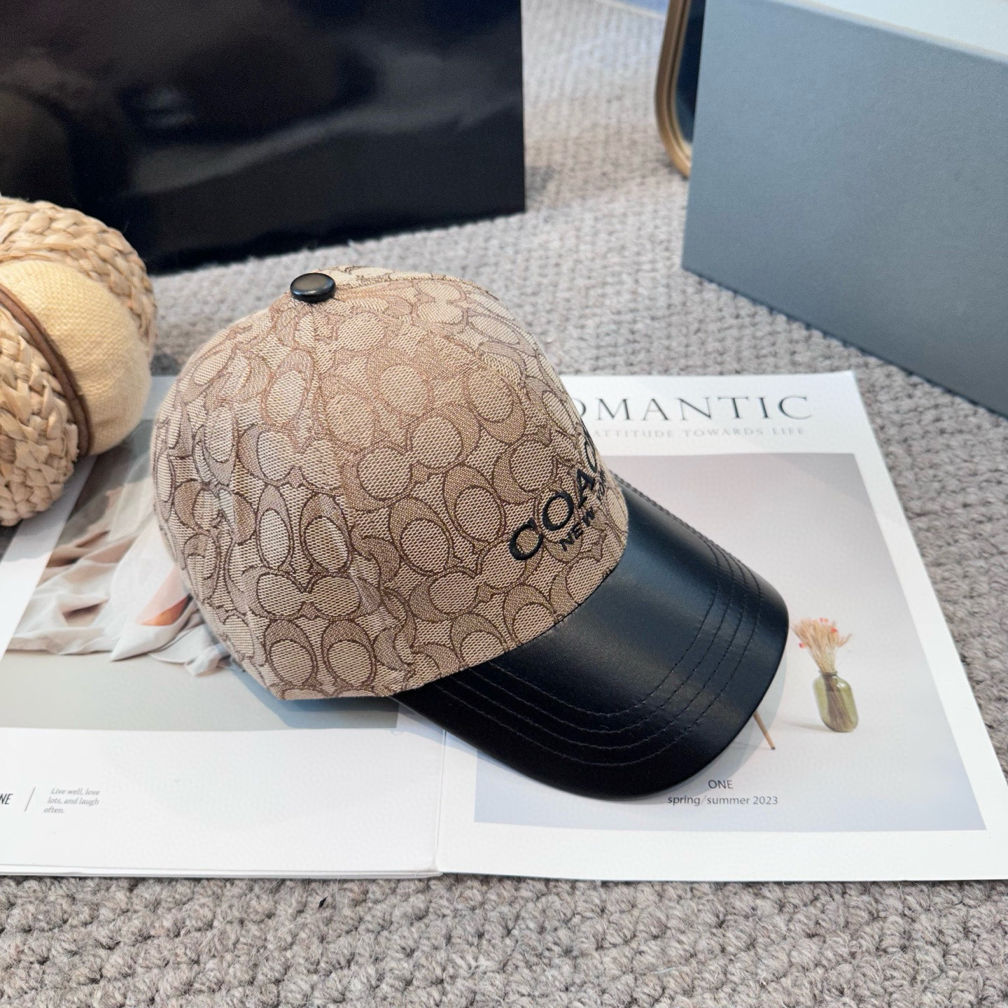  Coach蔻驰新款棒球帽
这款棒球帽真的百搭不过时，性价比也很高，美到逆袭～