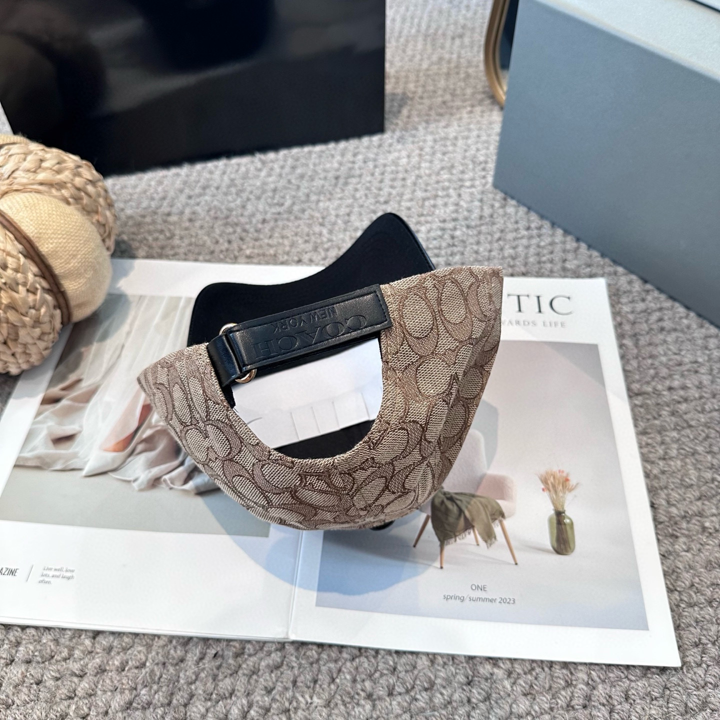  Coach蔻驰新款棒球帽
这款棒球帽真的百搭不过时，性价比也很高，美到逆袭～