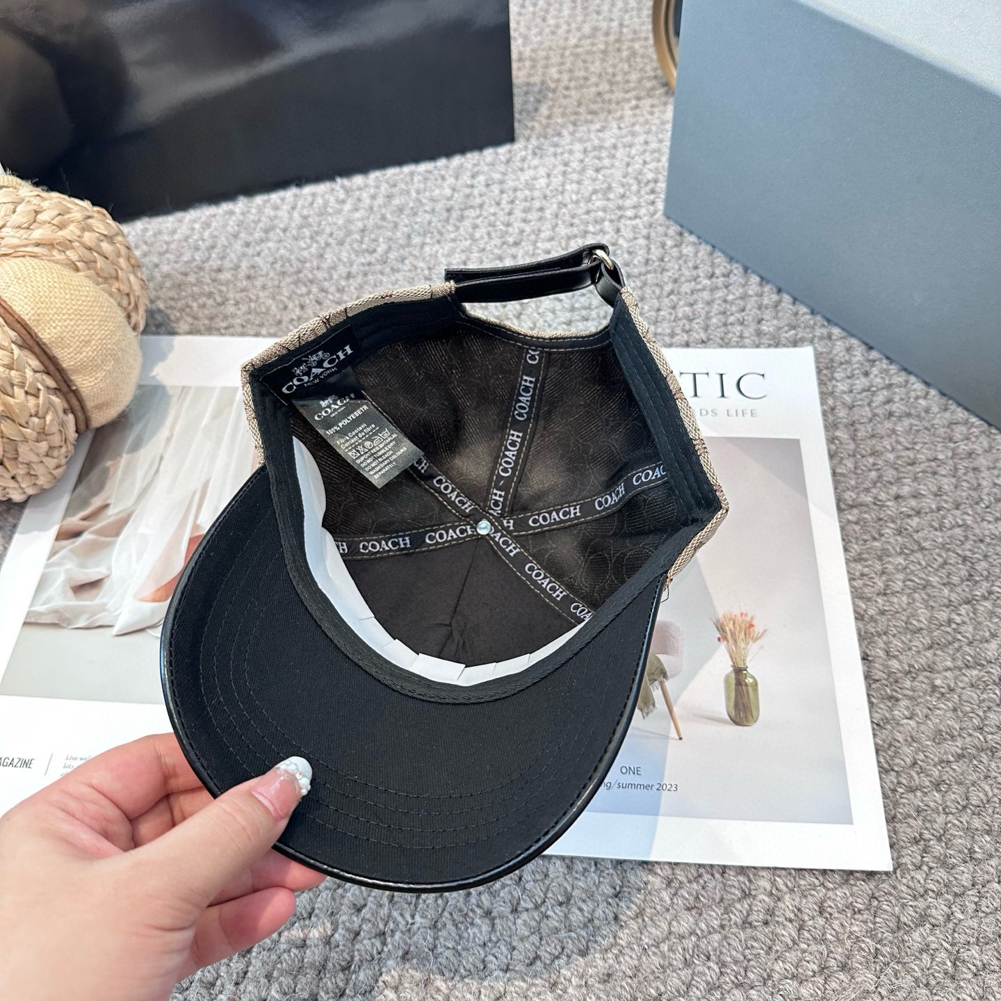  Coach蔻驰新款棒球帽
这款棒球帽真的百搭不过时，性价比也很高，美到逆袭～