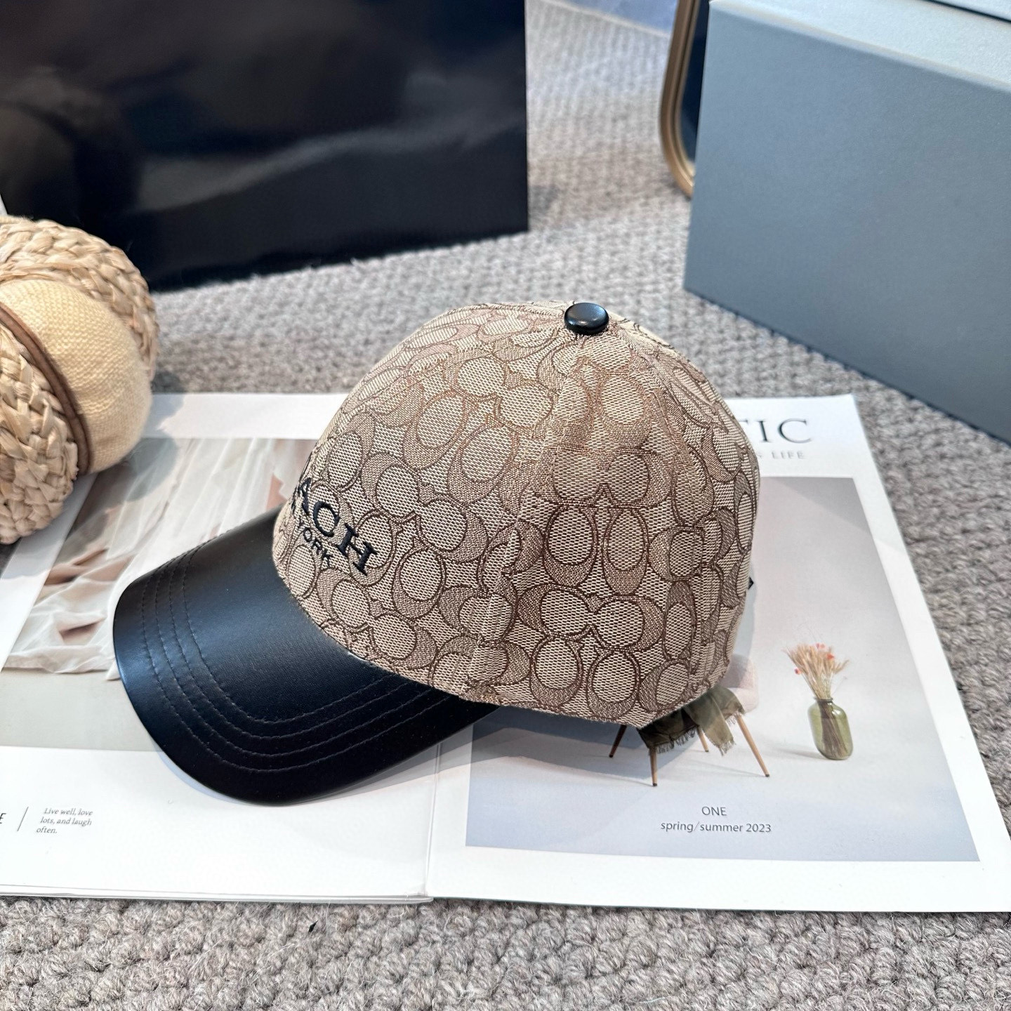  Coach蔻驰新款棒球帽
这款棒球帽真的百搭不过时，性价比也很高，美到逆袭～