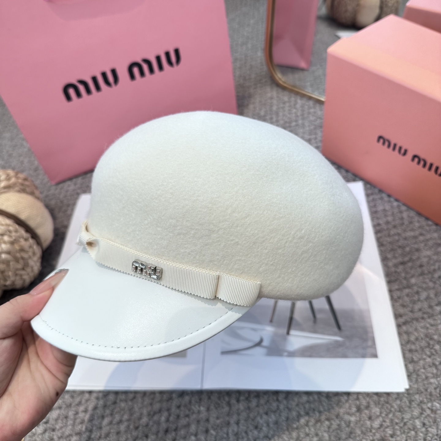 白色 miumiu缪缪 新款蝴蝶结羊毛呢 女秋冬百搭辣妹个性显脸小 不挑人的帽型 