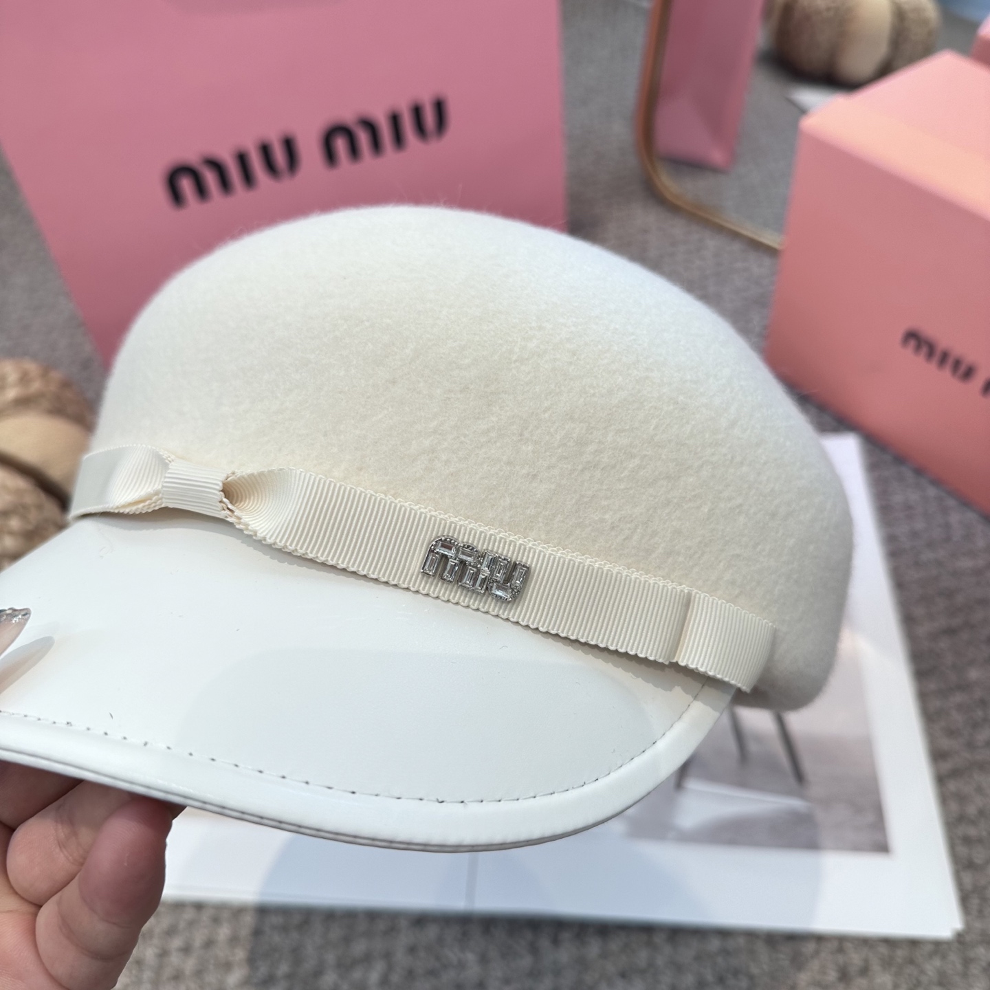 白色 miumiu缪缪 新款蝴蝶结羊毛呢 女秋冬百搭辣妹个性显脸小 不挑人的帽型 