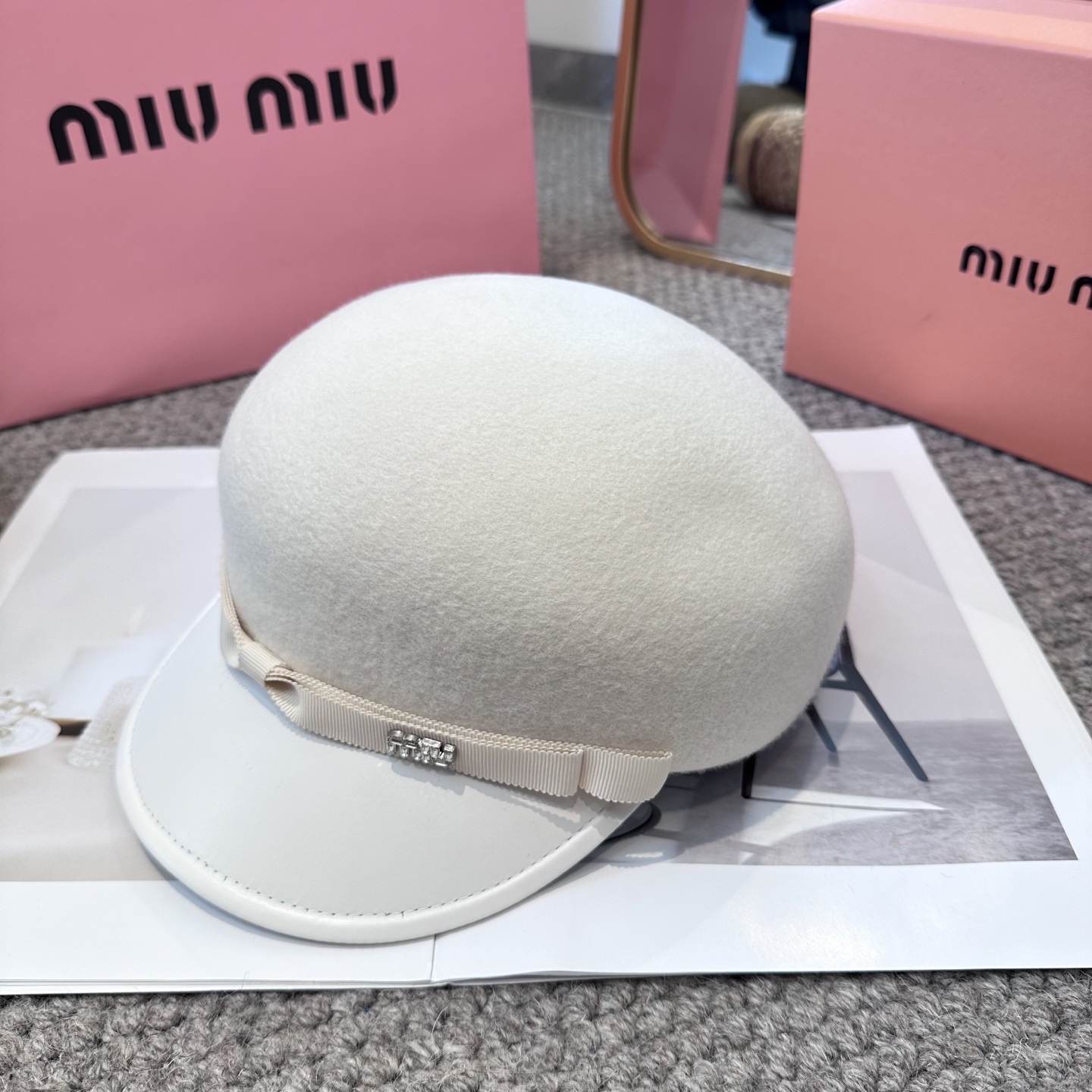 白色 miumiu缪缪 新款蝴蝶结羊毛呢 女秋冬百搭辣妹个性显脸小 不挑人的帽型 