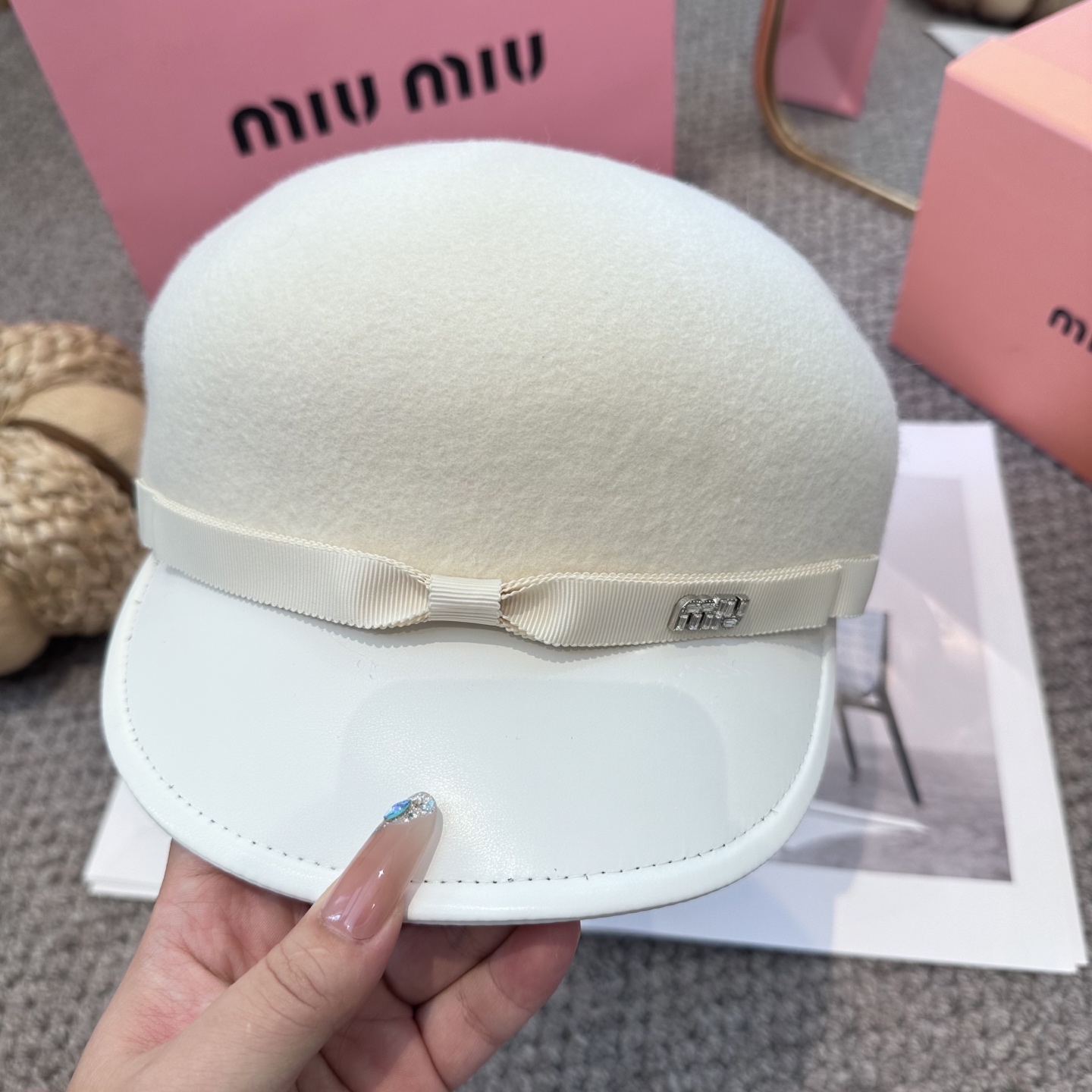 白色 miumiu缪缪 新款蝴蝶结羊毛呢 女秋冬百搭辣妹个性显脸小 不挑人的帽型 