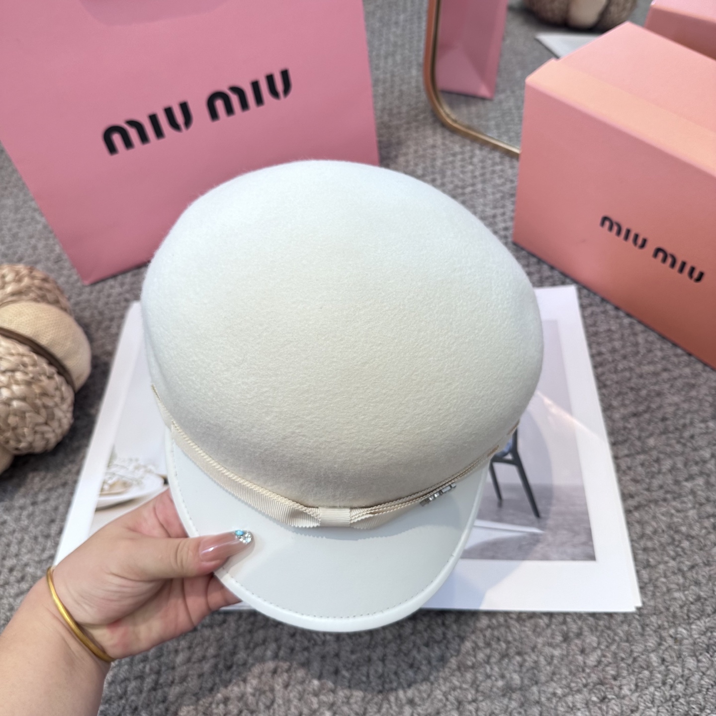 白色 miumiu缪缪 新款蝴蝶结羊毛呢 女秋冬百搭辣妹个性显脸小 不挑人的帽型 