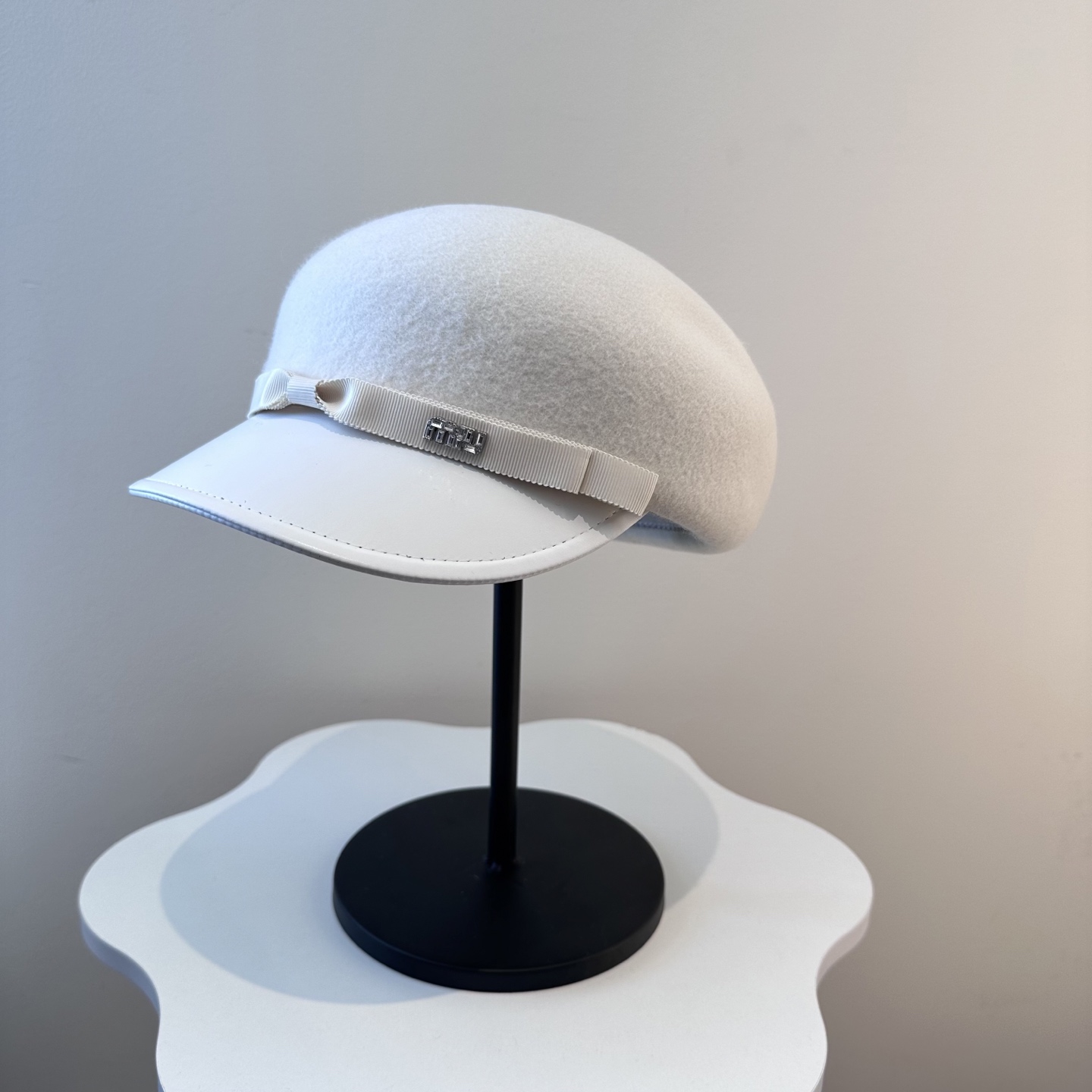 白色 miumiu缪缪 新款蝴蝶结羊毛呢 女秋冬百搭辣妹个性显脸小 不挑人的帽型 