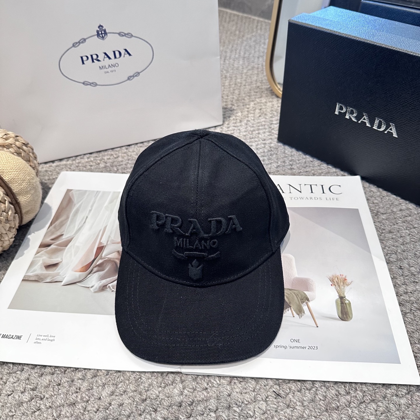   普拉达 刺绣字母棒球帽
设计感超强，让人耳目一新
头型非常好，可以修饰各种头型，实力百搭款