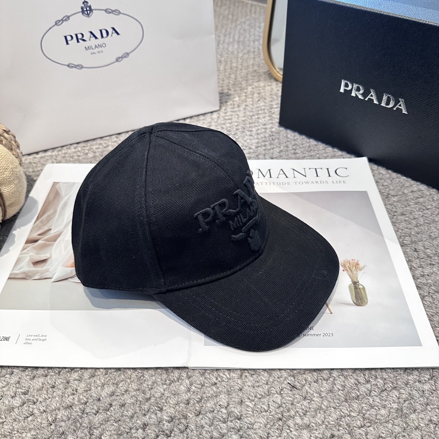   普拉达 刺绣字母棒球帽
设计感超强，让人耳目一新
头型非常好，可以修饰各种头型，实力百搭款