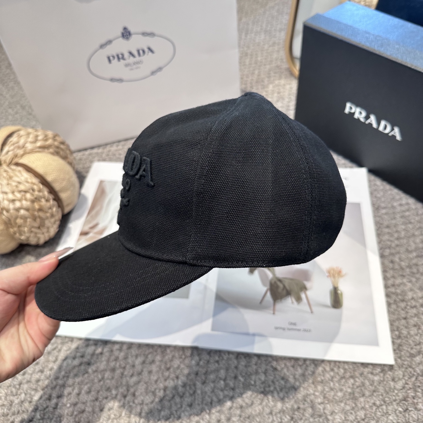   普拉达 刺绣字母棒球帽
设计感超强，让人耳目一新
头型非常好，可以修饰各种头型，实力百搭款