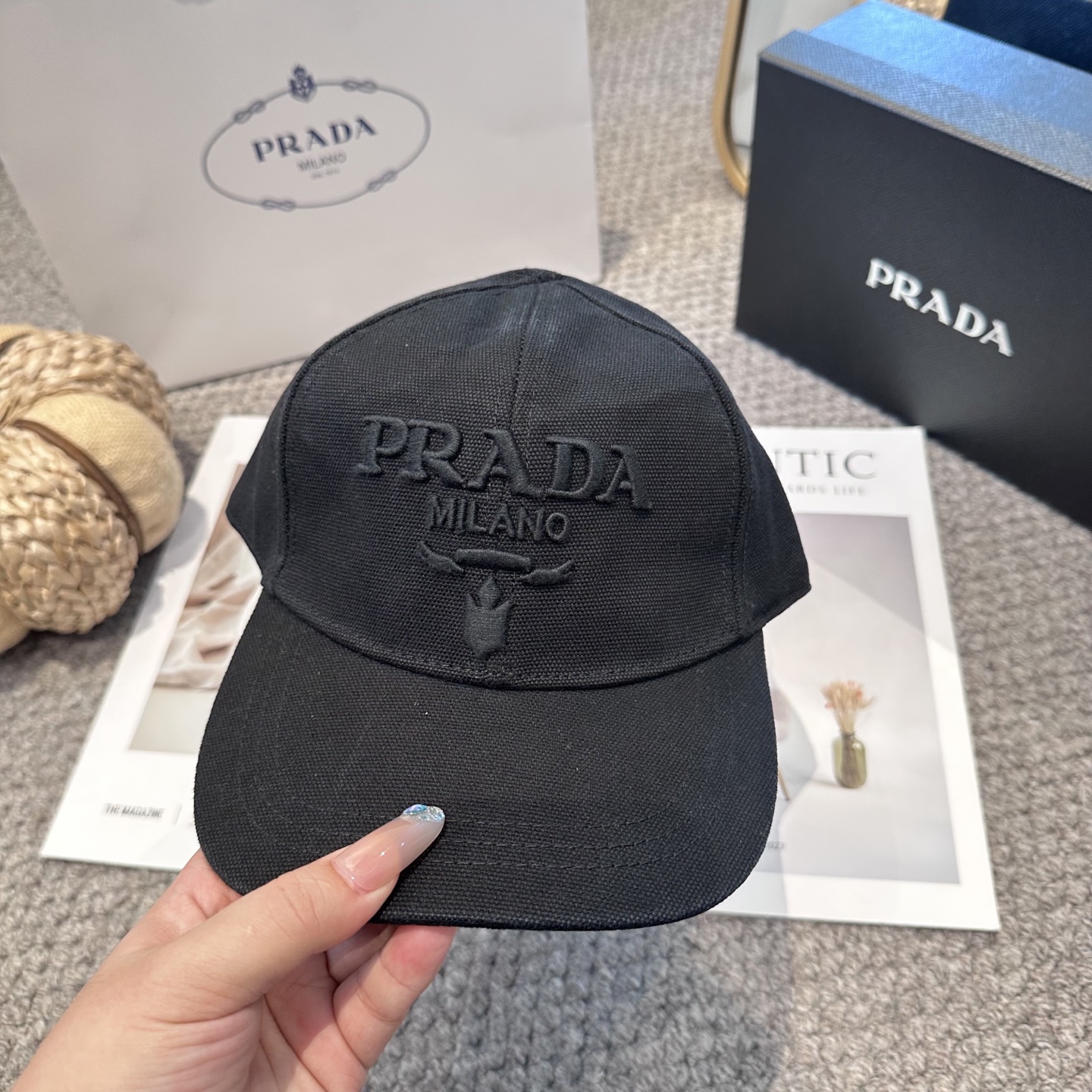   普拉达 刺绣字母棒球帽
设计感超强，让人耳目一新
头型非常好，可以修饰各种头型，实力百搭款