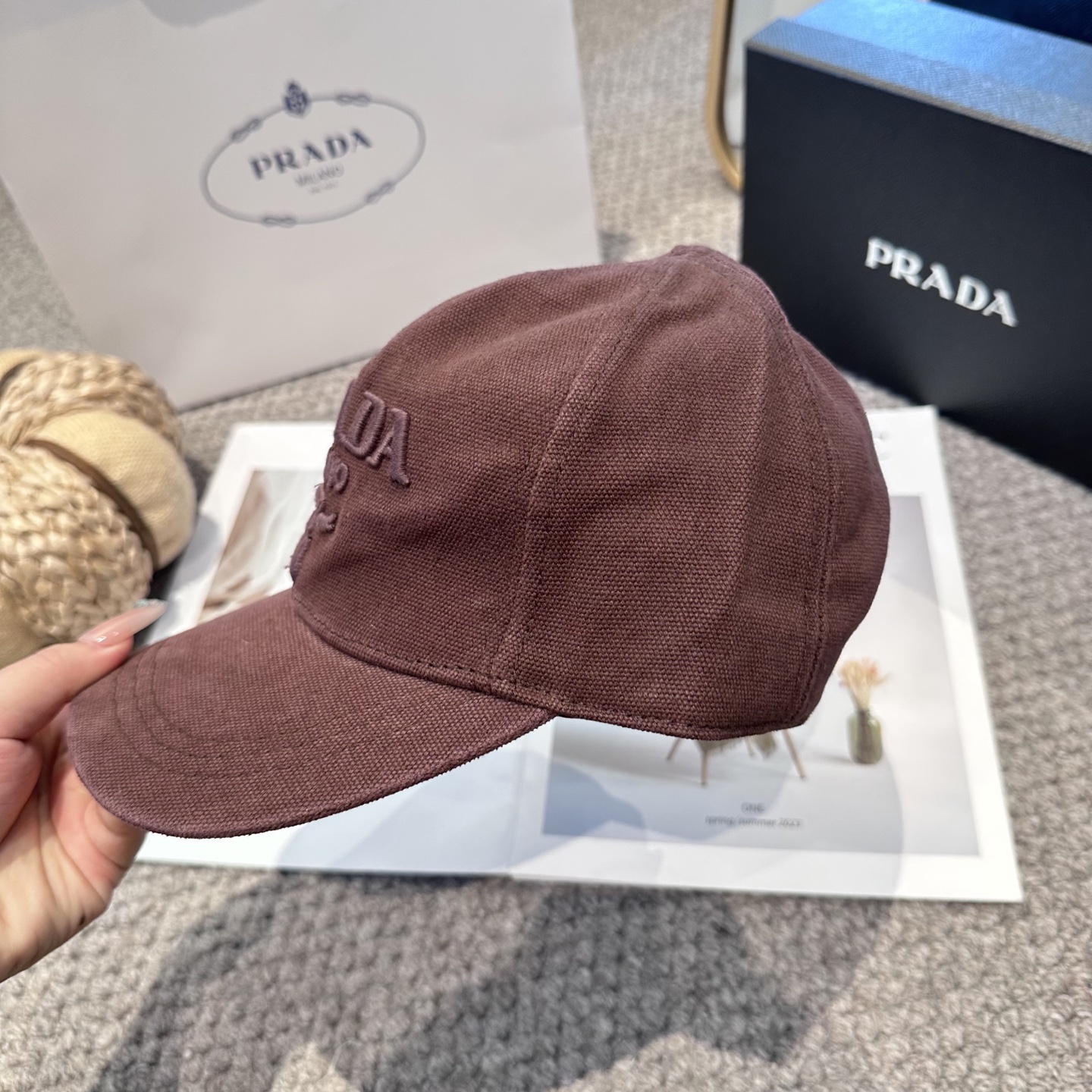   普拉达 刺绣字母棒球帽
设计感超强，让人耳目一新
头型非常好，可以修饰各种头型，实力百搭款