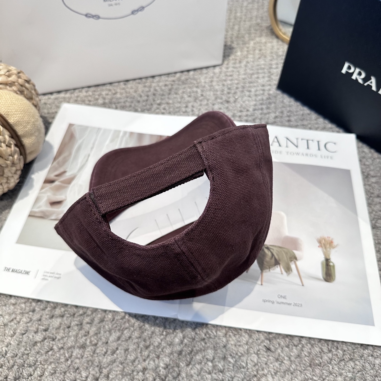   普拉达 刺绣字母棒球帽
设计感超强，让人耳目一新
头型非常好，可以修饰各种头型，实力百搭款