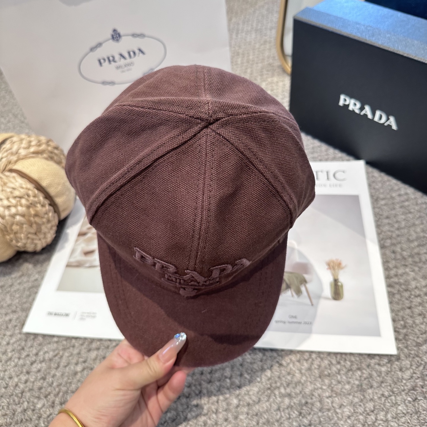   普拉达 刺绣字母棒球帽
设计感超强，让人耳目一新
头型非常好，可以修饰各种头型，实力百搭款