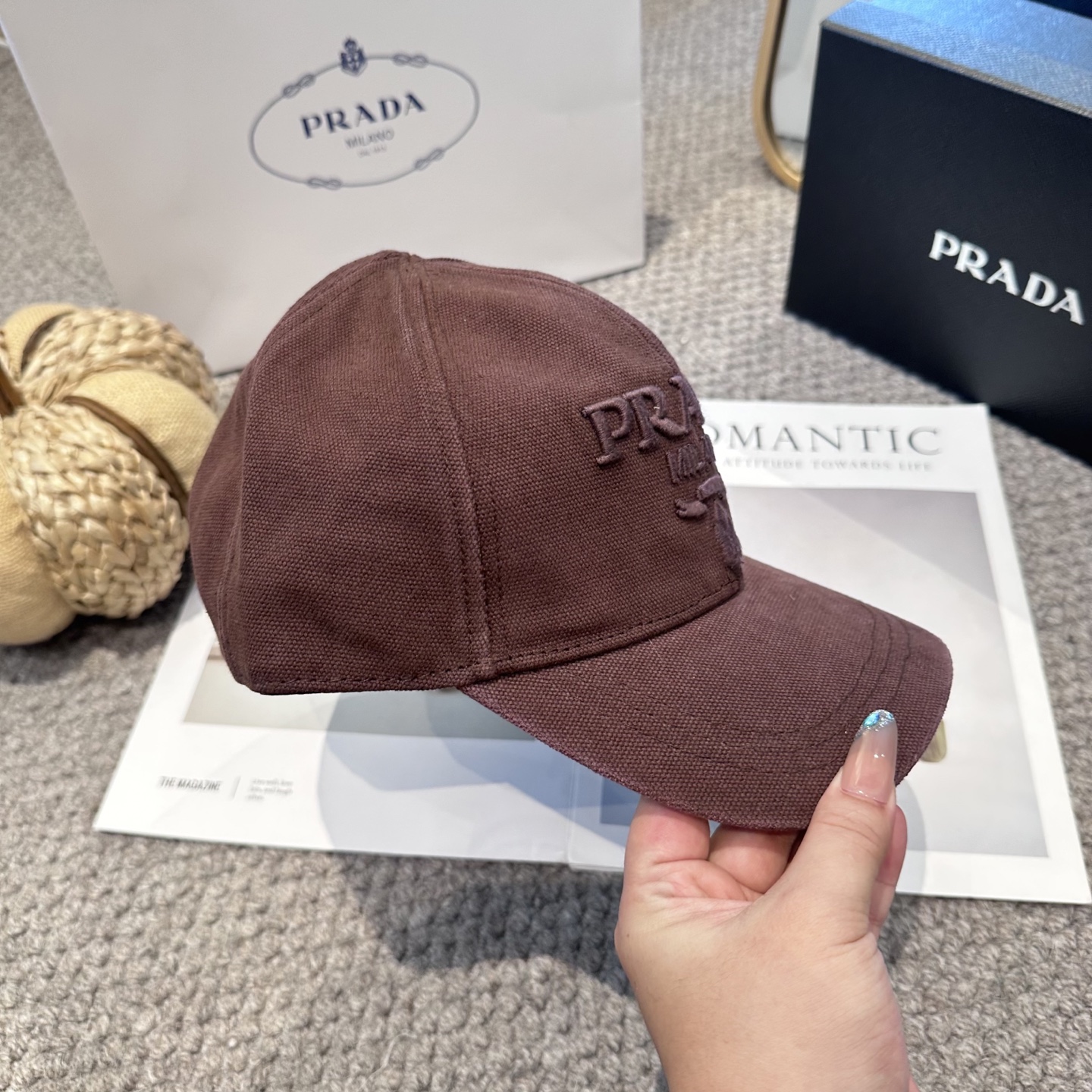   普拉达 刺绣字母棒球帽
设计感超强，让人耳目一新
头型非常好，可以修饰各种头型，实力百搭款