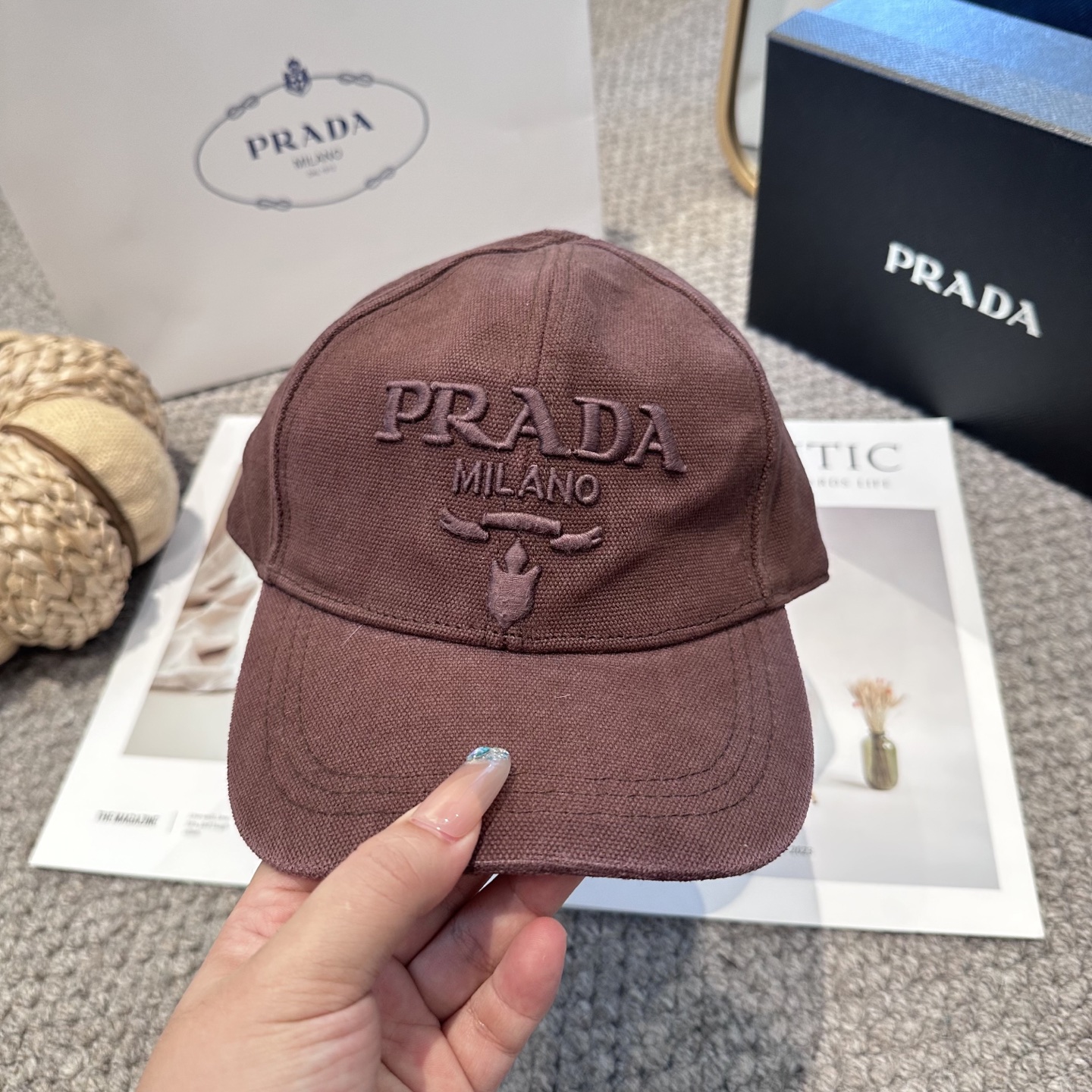   普拉达 刺绣字母棒球帽
设计感超强，让人耳目一新
头型非常好，可以修饰各种头型，实力百搭款