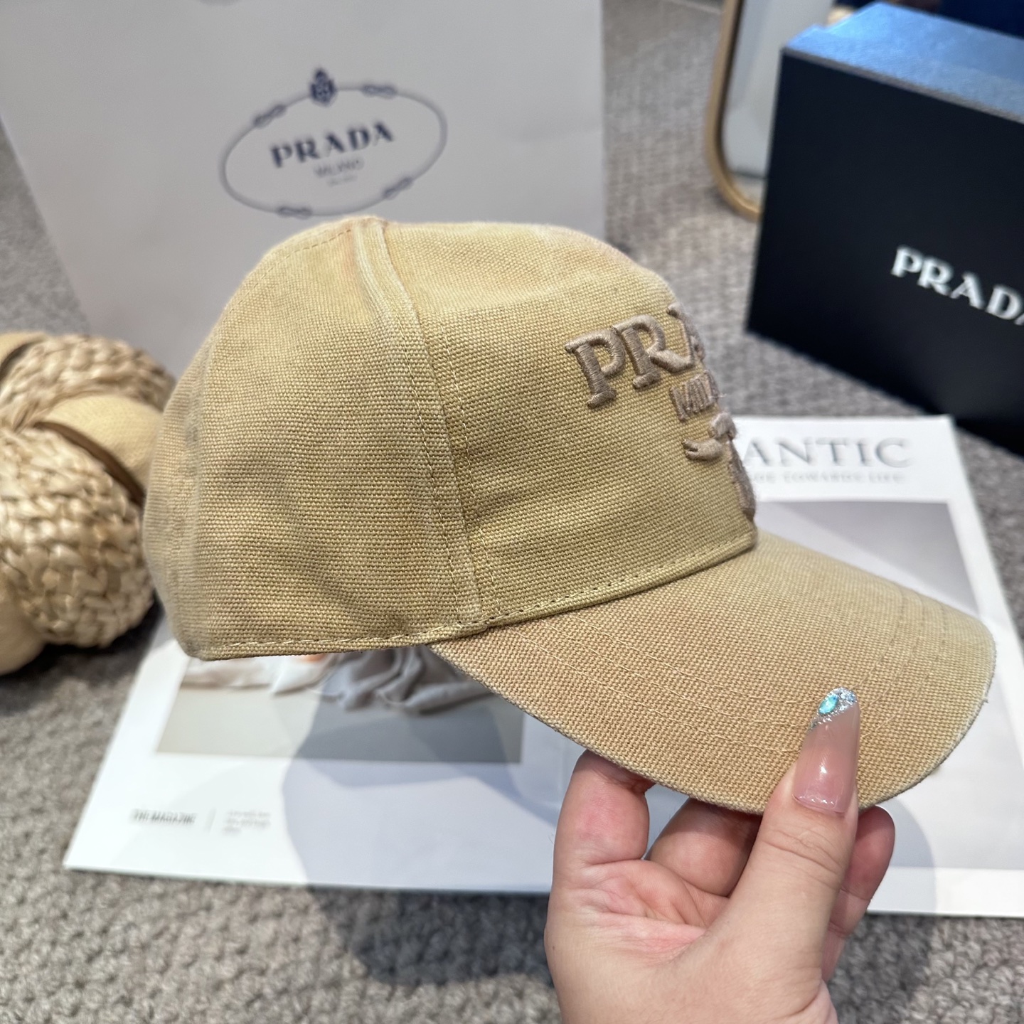   普拉达 刺绣字母棒球帽
设计感超强，让人耳目一新
头型非常好，可以修饰各种头型，实力百搭款