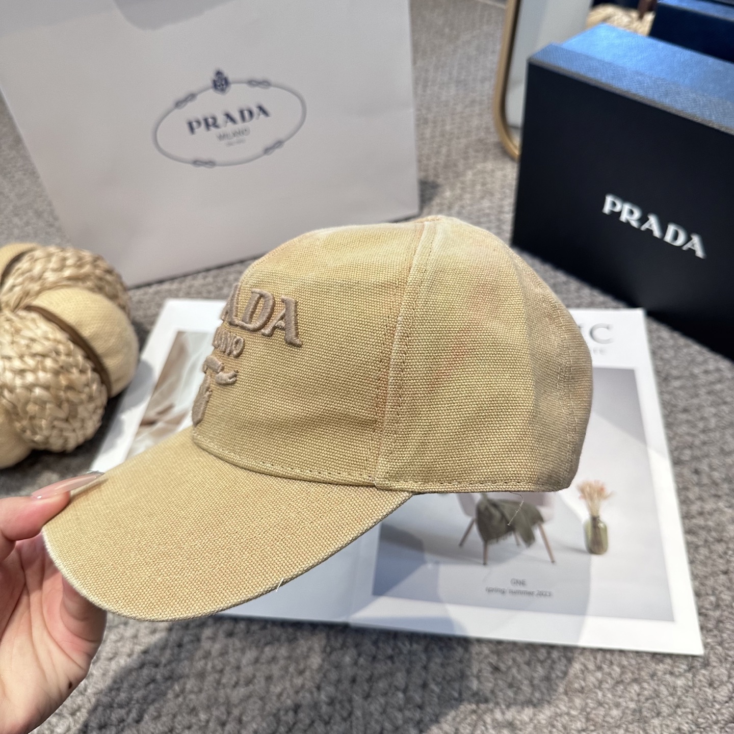   普拉达 刺绣字母棒球帽
设计感超强，让人耳目一新
头型非常好，可以修饰各种头型，实力百搭款