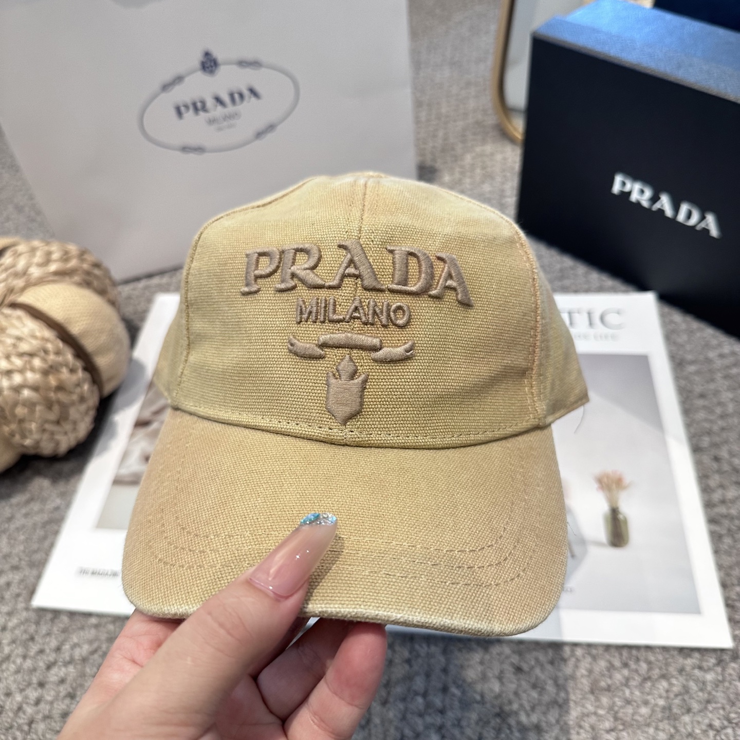   普拉达 刺绣字母棒球帽
设计感超强，让人耳目一新
头型非常好，可以修饰各种头型，实力百搭款