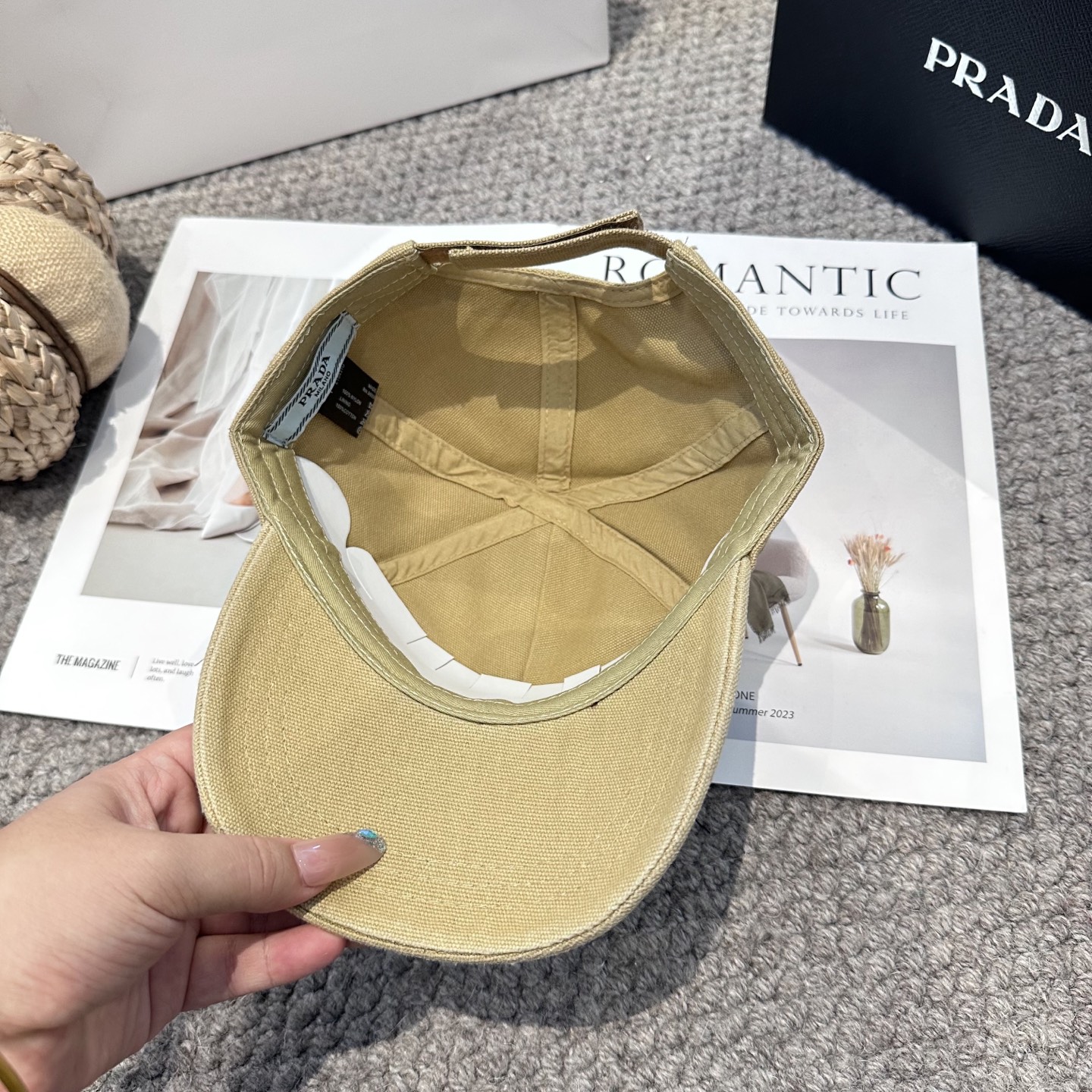   普拉达 刺绣字母棒球帽
设计感超强，让人耳目一新
头型非常好，可以修饰各种头型，实力百搭款