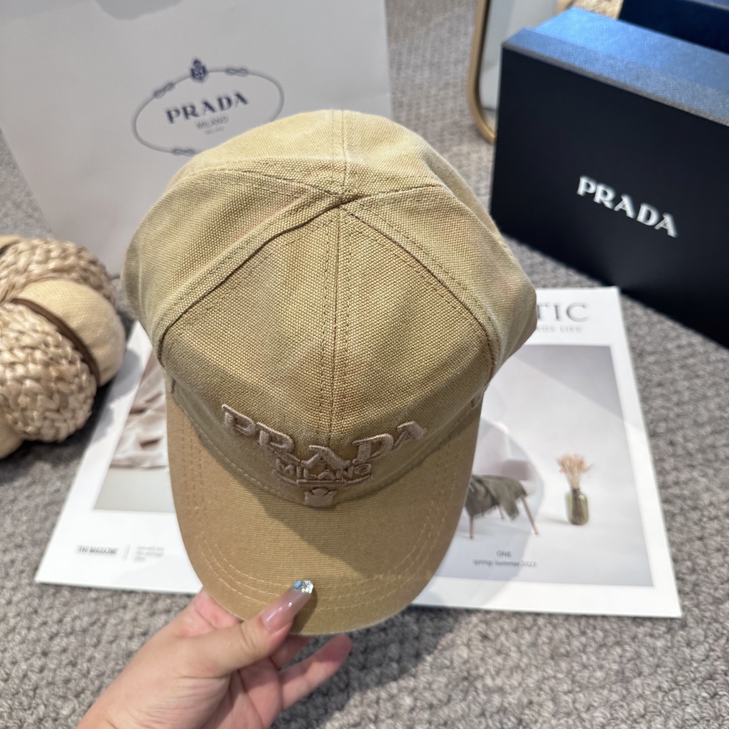   普拉达 刺绣字母棒球帽
设计感超强，让人耳目一新
头型非常好，可以修饰各种头型，实力百搭款