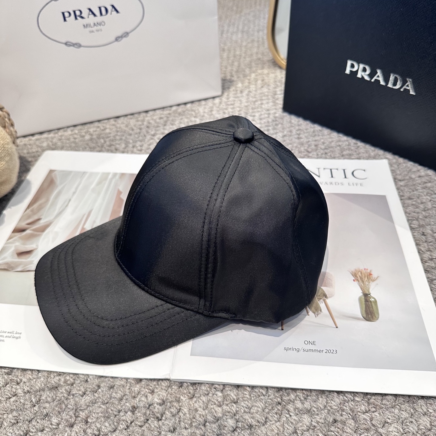 普拉达 三角标棒球帽
设计感超强，让人耳目一新
头型非常好，可以修饰各种头型，实力百搭款