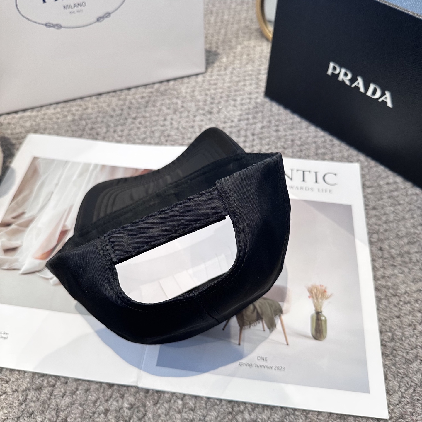 普拉达 三角标棒球帽
设计感超强，让人耳目一新
头型非常好，可以修饰各种头型，实力百搭款