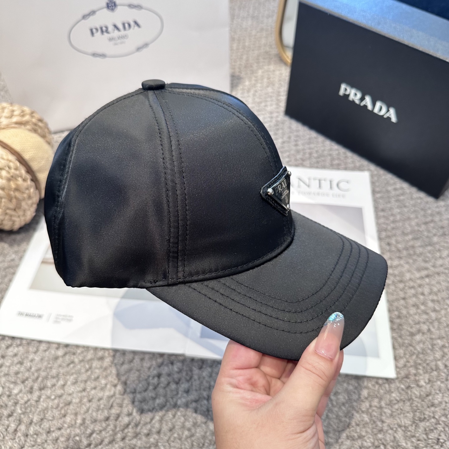 普拉达 三角标棒球帽
设计感超强，让人耳目一新
头型非常好，可以修饰各种头型，实力百搭款