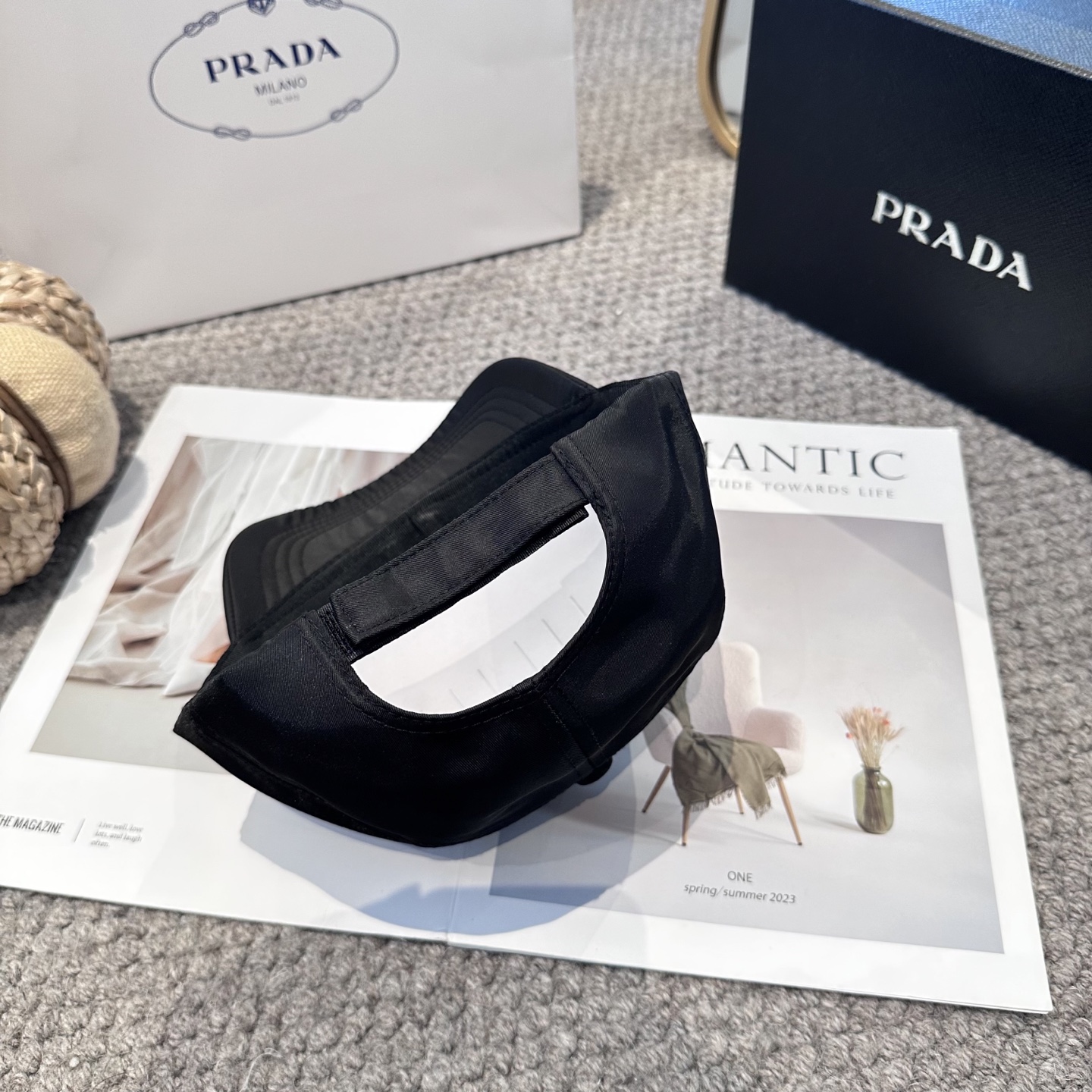 普拉达 三角标棒球帽
设计感超强，让人耳目一新
头型非常好，可以修饰各种头型，实力百搭款