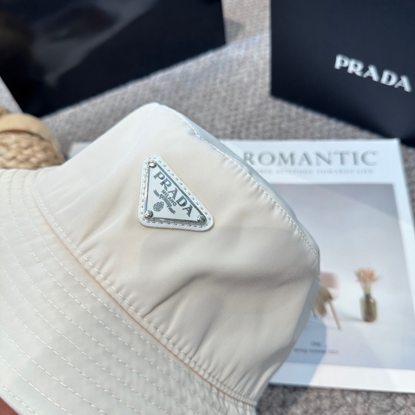  普拉达 Prada 经典三角标渔夫帽，显脸小 大牌款超好搭配，赶紧入手！