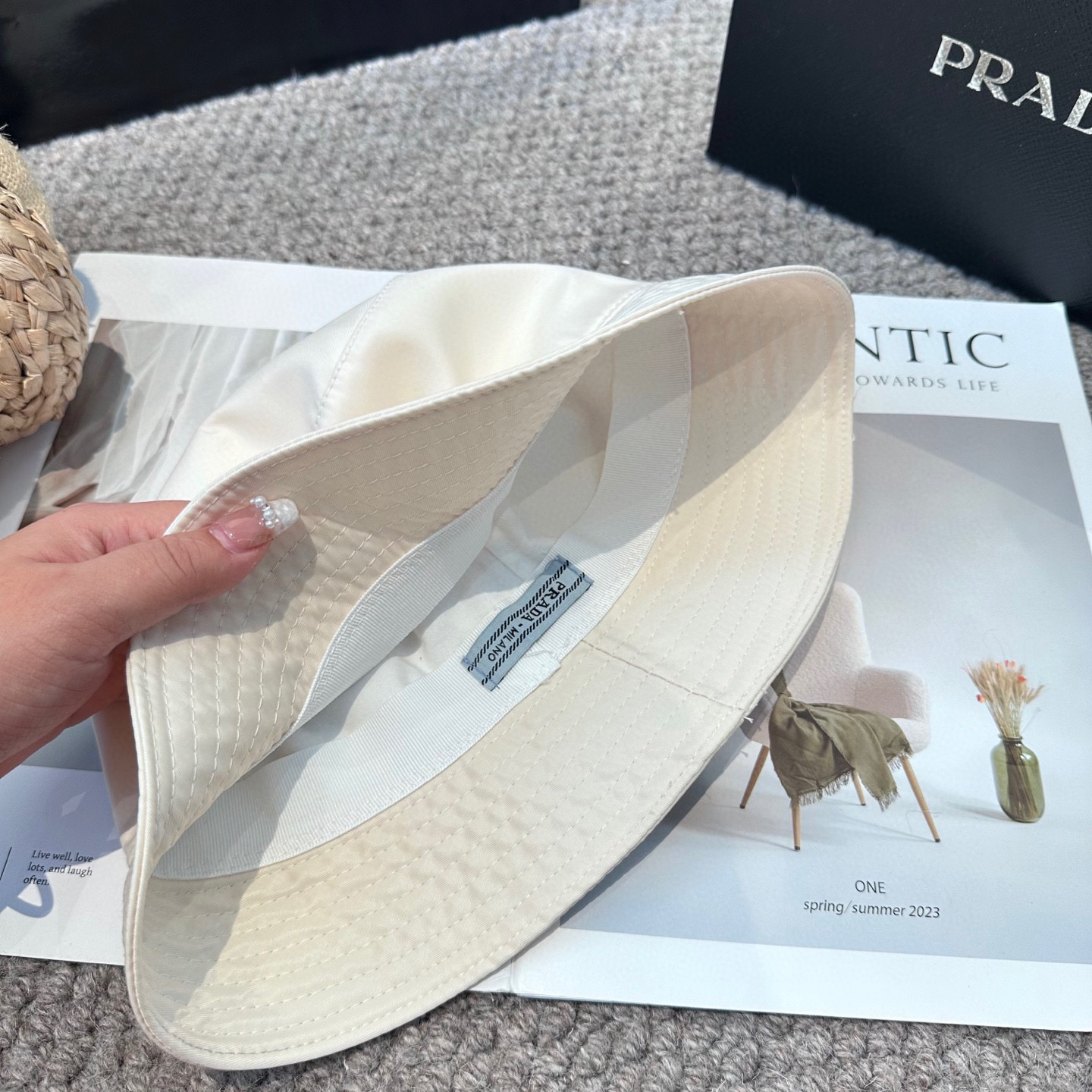  普拉达 Prada 经典三角标渔夫帽，显脸小 大牌款超好搭配，赶紧入手！