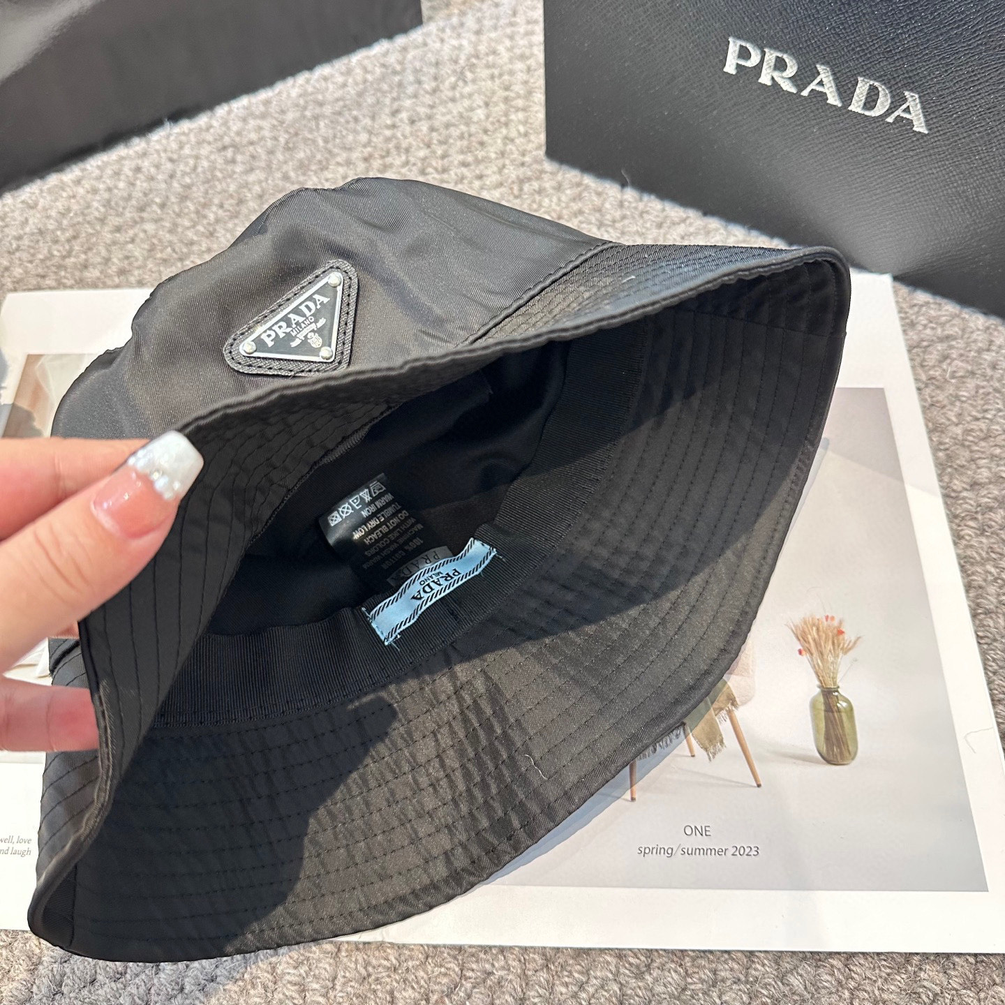  普拉达 Prada 经典三角标渔夫帽，显脸小 大牌款超好搭配，赶紧入手！