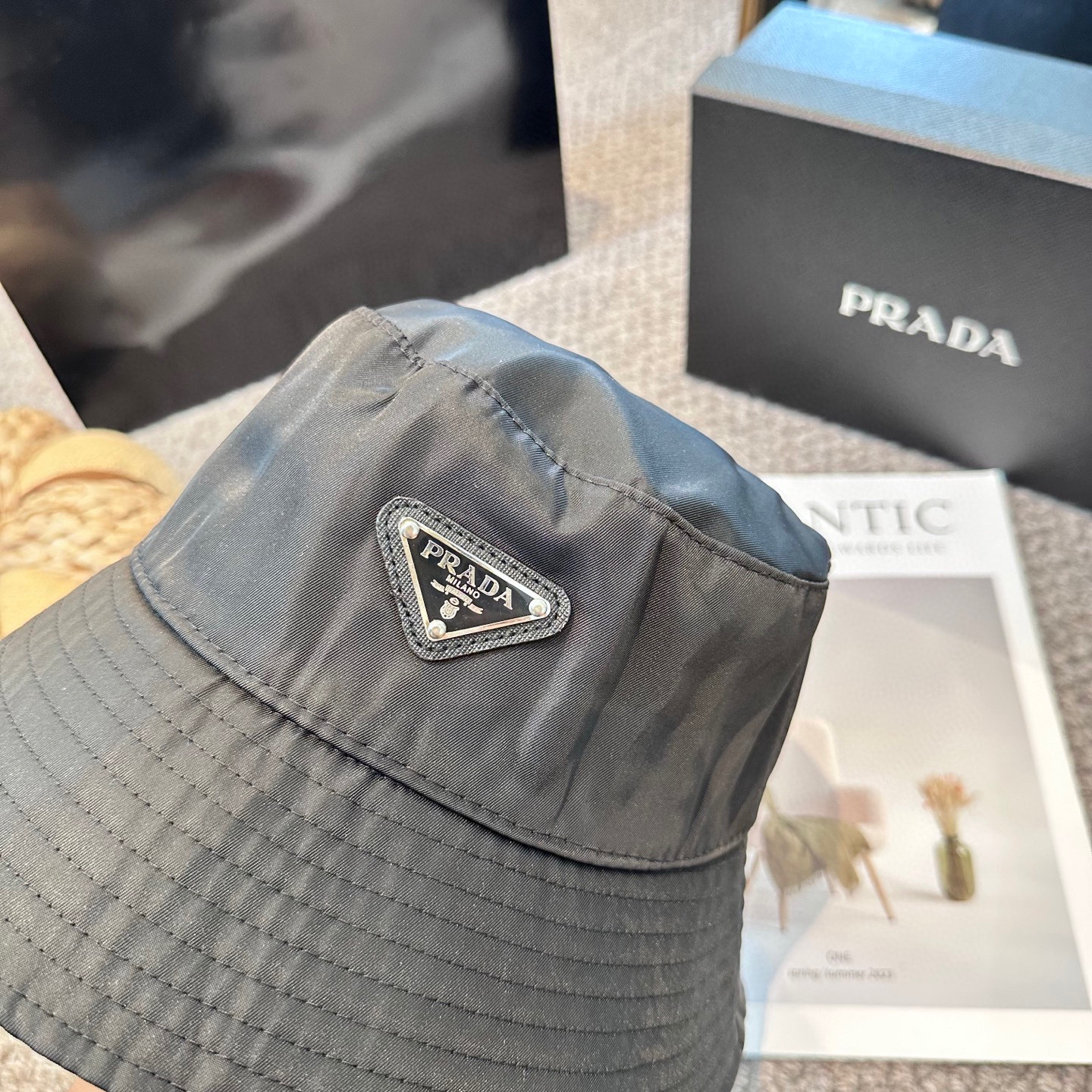  普拉达 Prada 经典三角标渔夫帽，显脸小 大牌款超好搭配，赶紧入手！