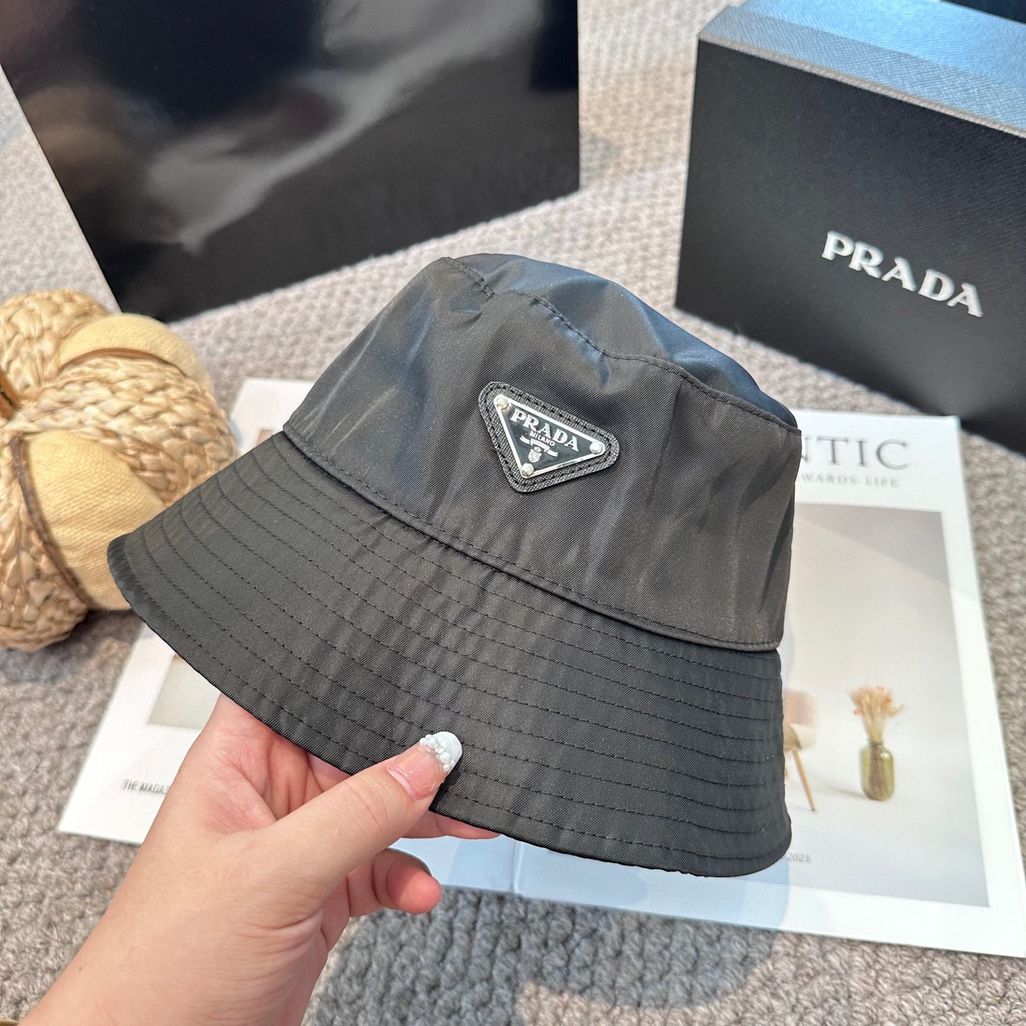  普拉达 Prada 经典三角标渔夫帽，显脸小 大牌款超好搭配，赶紧入手！