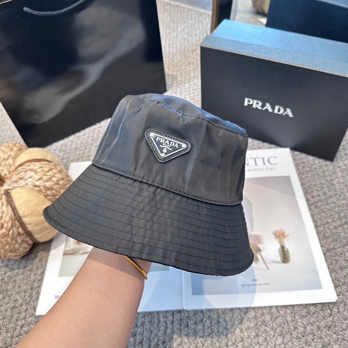  普拉达 Prada 经典三角标渔夫帽，显脸小 大牌款超好搭配，赶紧入手！