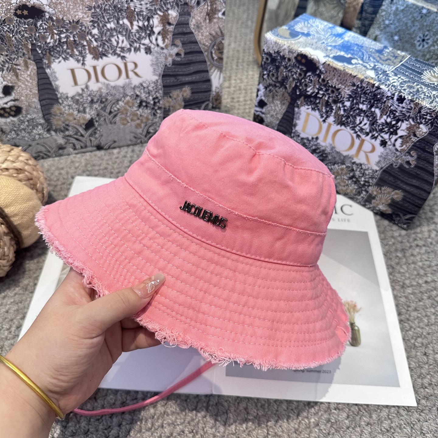  迪奥Dior 官网 迪奥logo渔夫帽，防晒指数超高，特别显脸小，有型不软塌，可随意折叠，携带方便🤗