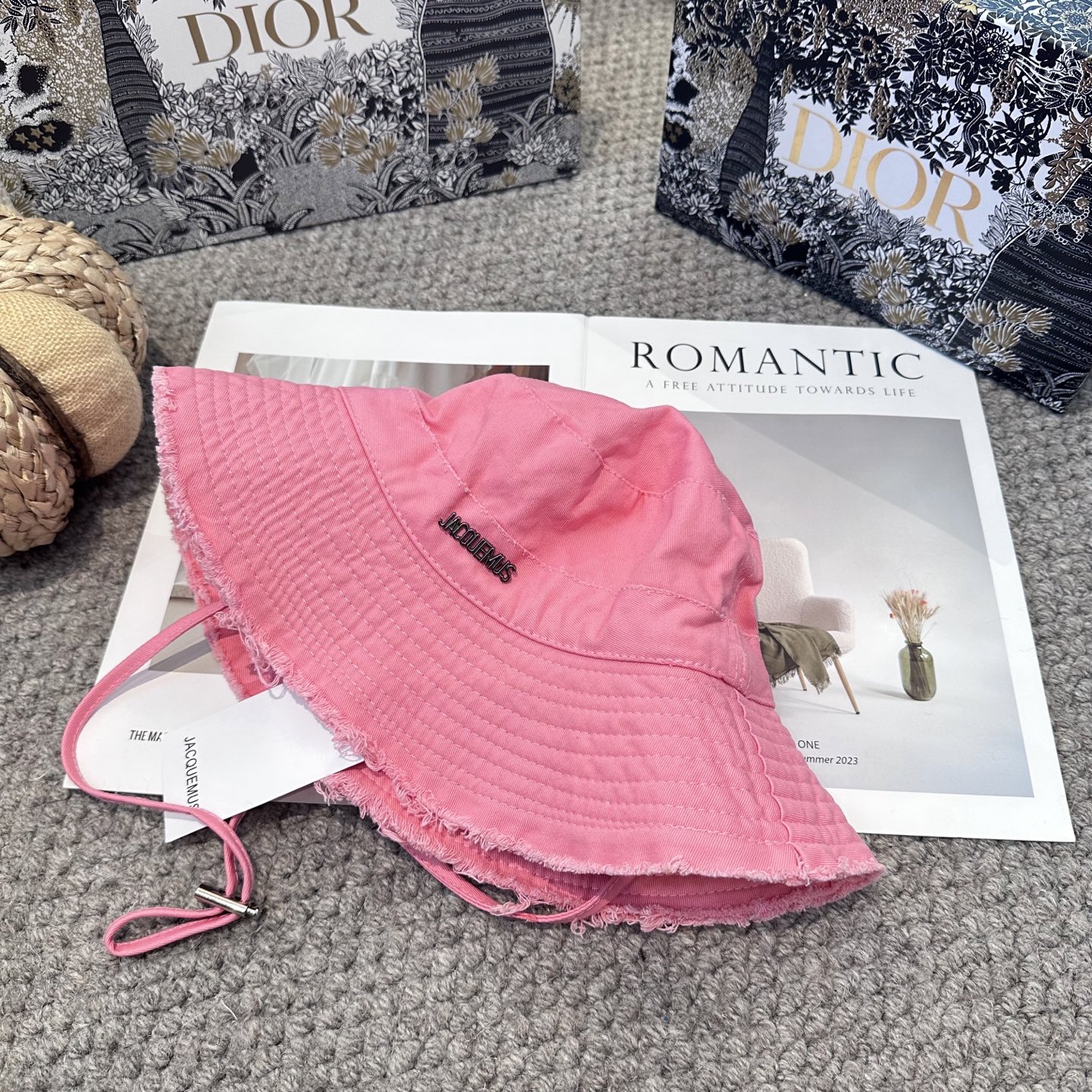  迪奥Dior 官网 迪奥logo渔夫帽，防晒指数超高，特别显脸小，有型不软塌，可随意折叠，携带方便🤗