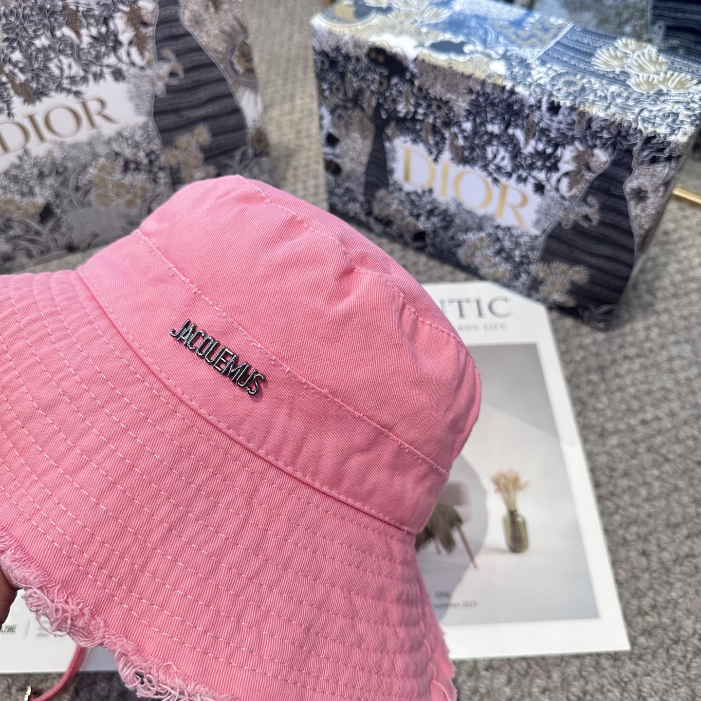  迪奥Dior 官网 迪奥logo渔夫帽，防晒指数超高，特别显脸小，有型不软塌，可随意折叠，携带方便🤗