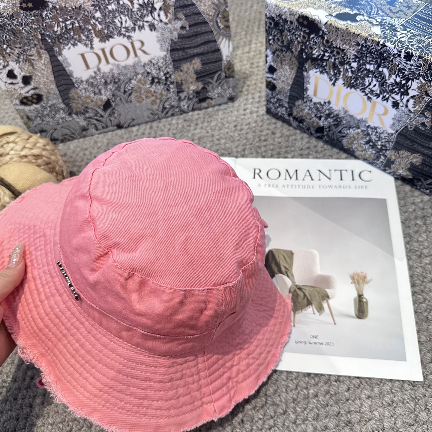  迪奥Dior 官网 迪奥logo渔夫帽，防晒指数超高，特别显脸小，有型不软塌，可随意折叠，携带方便🤗
