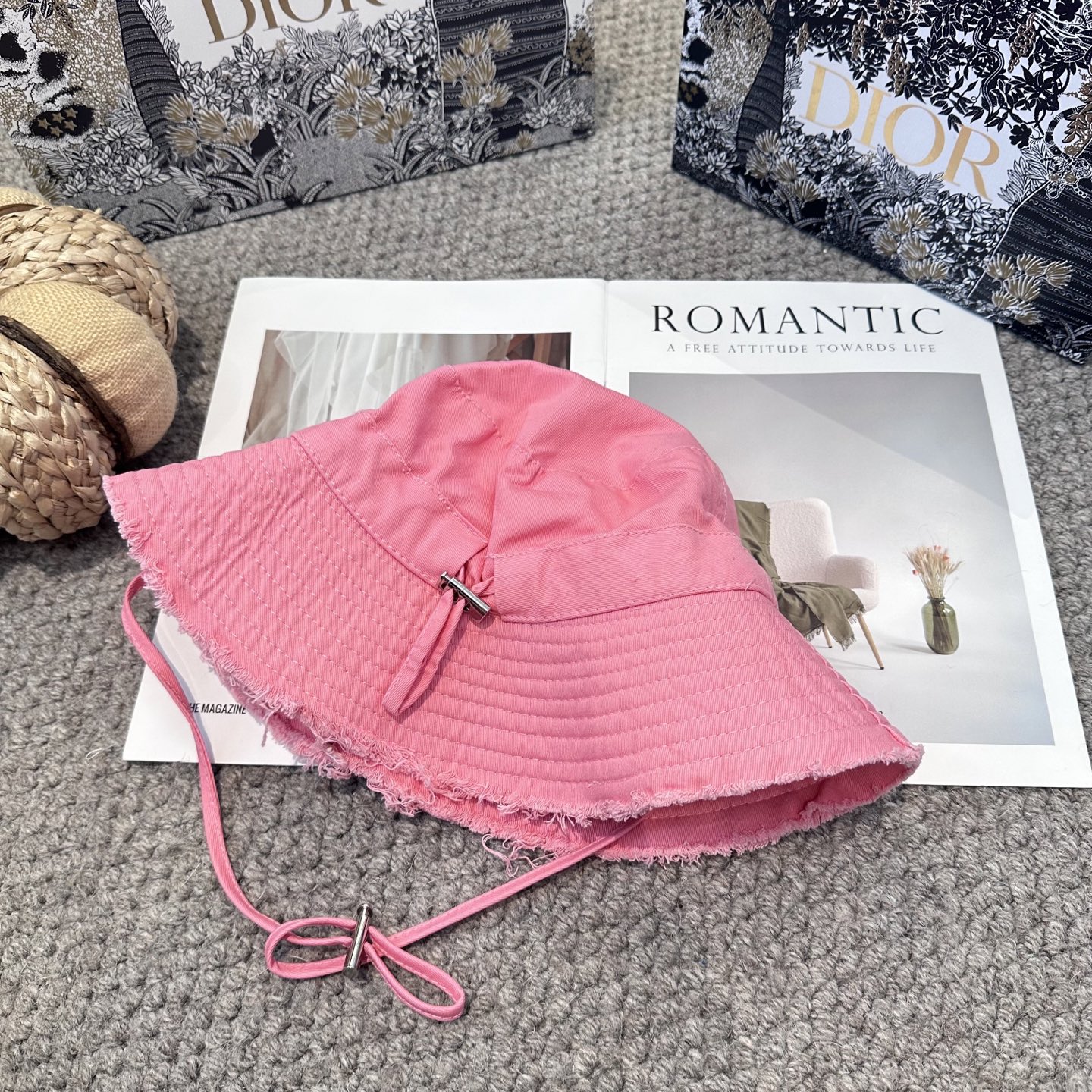  迪奥Dior 官网 迪奥logo渔夫帽，防晒指数超高，特别显脸小，有型不软塌，可随意折叠，携带方便🤗