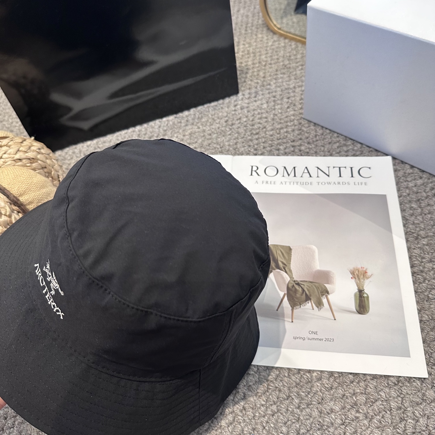  始祖鸟 渔夫帽轻盈透气
潮流百搭，小红书种草，毒药
Get上你们的男朋友，一起cool