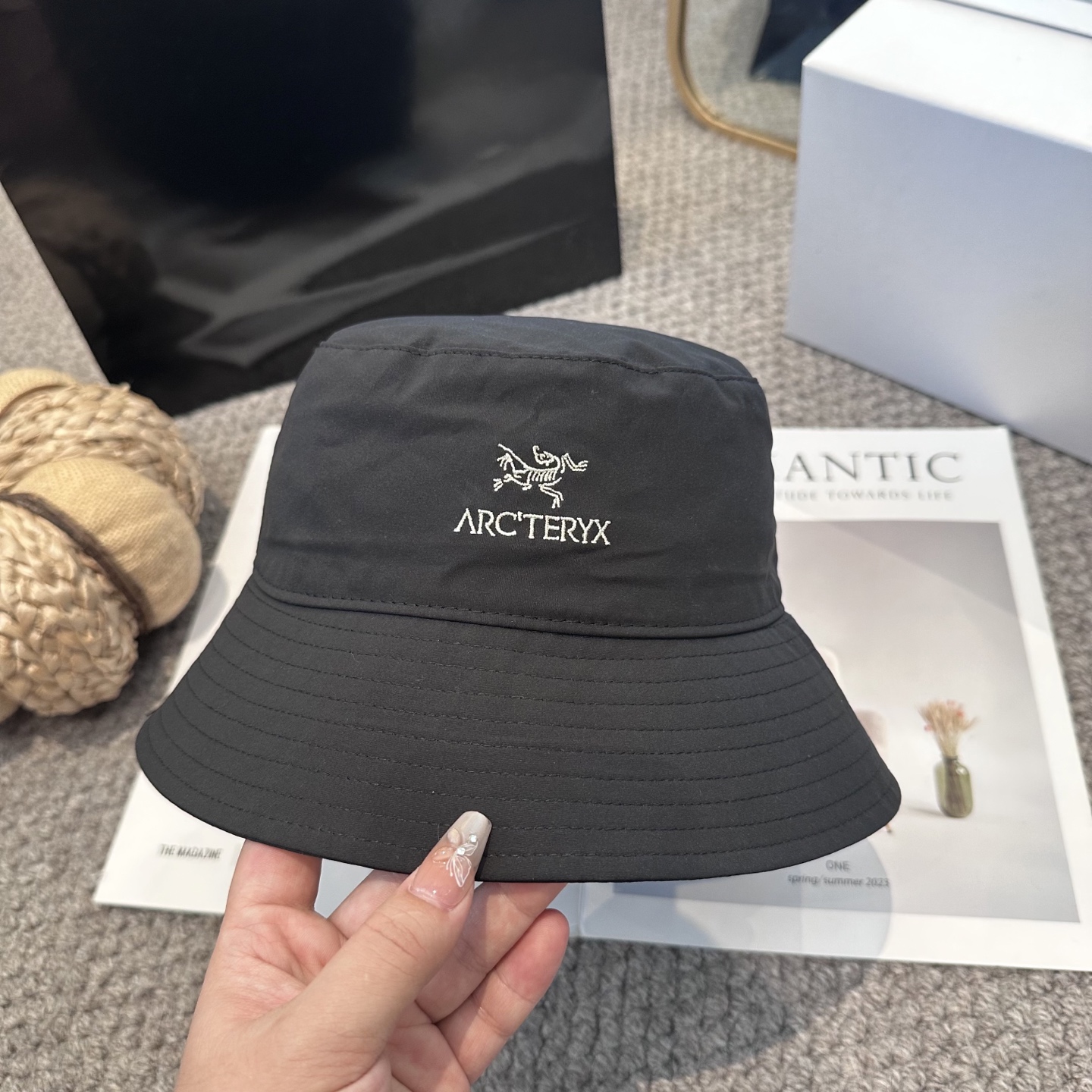  始祖鸟 渔夫帽轻盈透气
潮流百搭，小红书种草，毒药
Get上你们的男朋友，一起cool