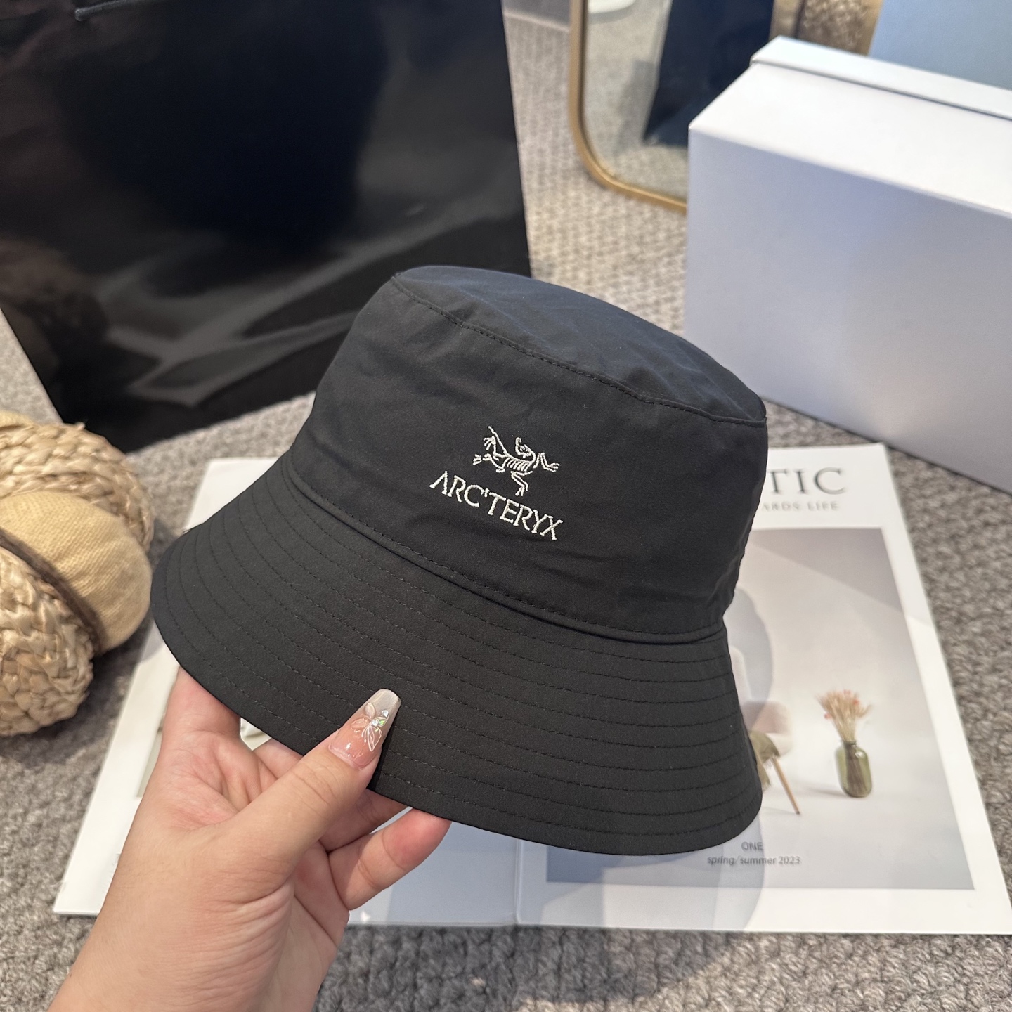  始祖鸟 渔夫帽轻盈透气
潮流百搭，小红书种草，毒药
Get上你们的男朋友，一起cool